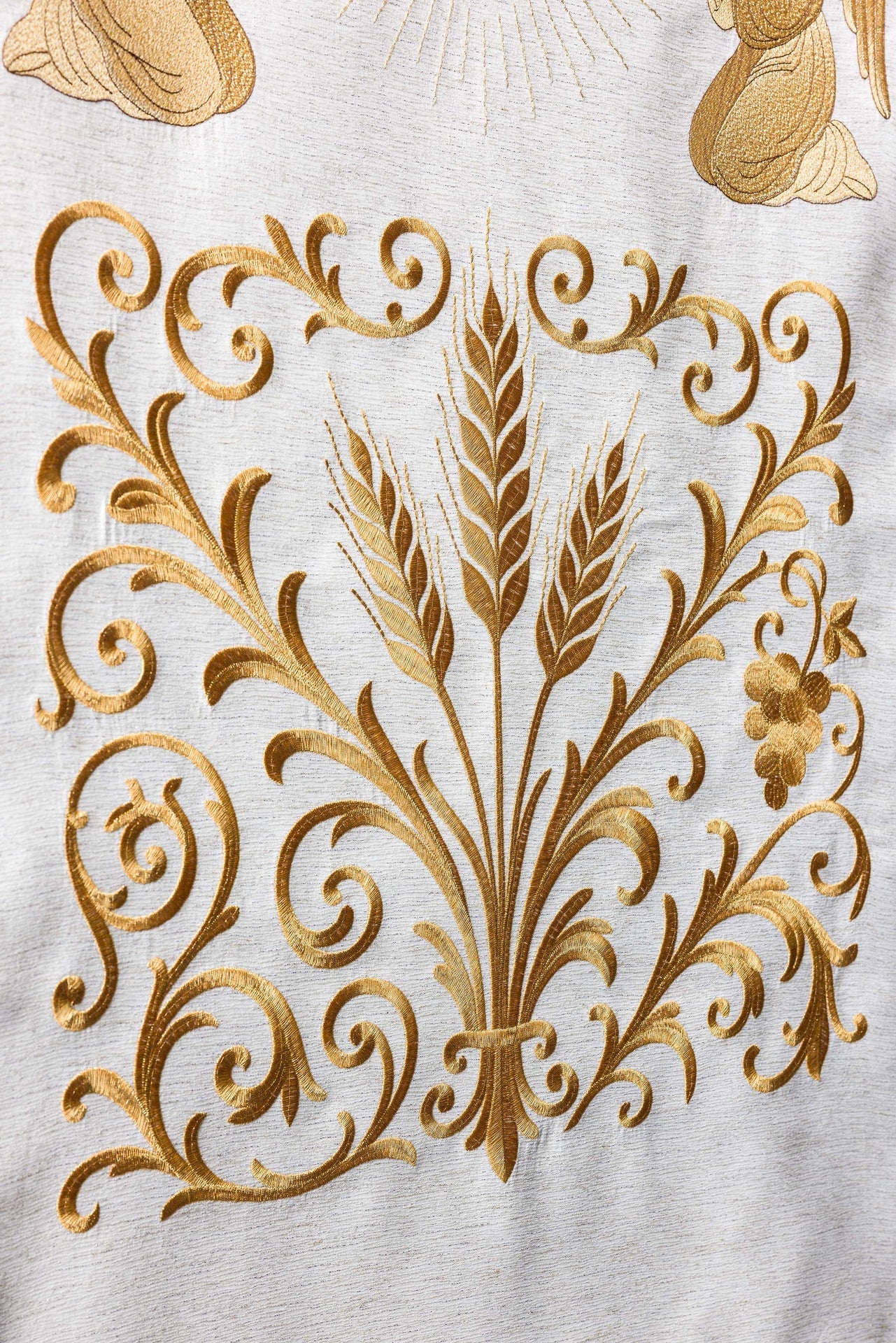 Mantel para ambón ricamente bordado con IHS en color ecru