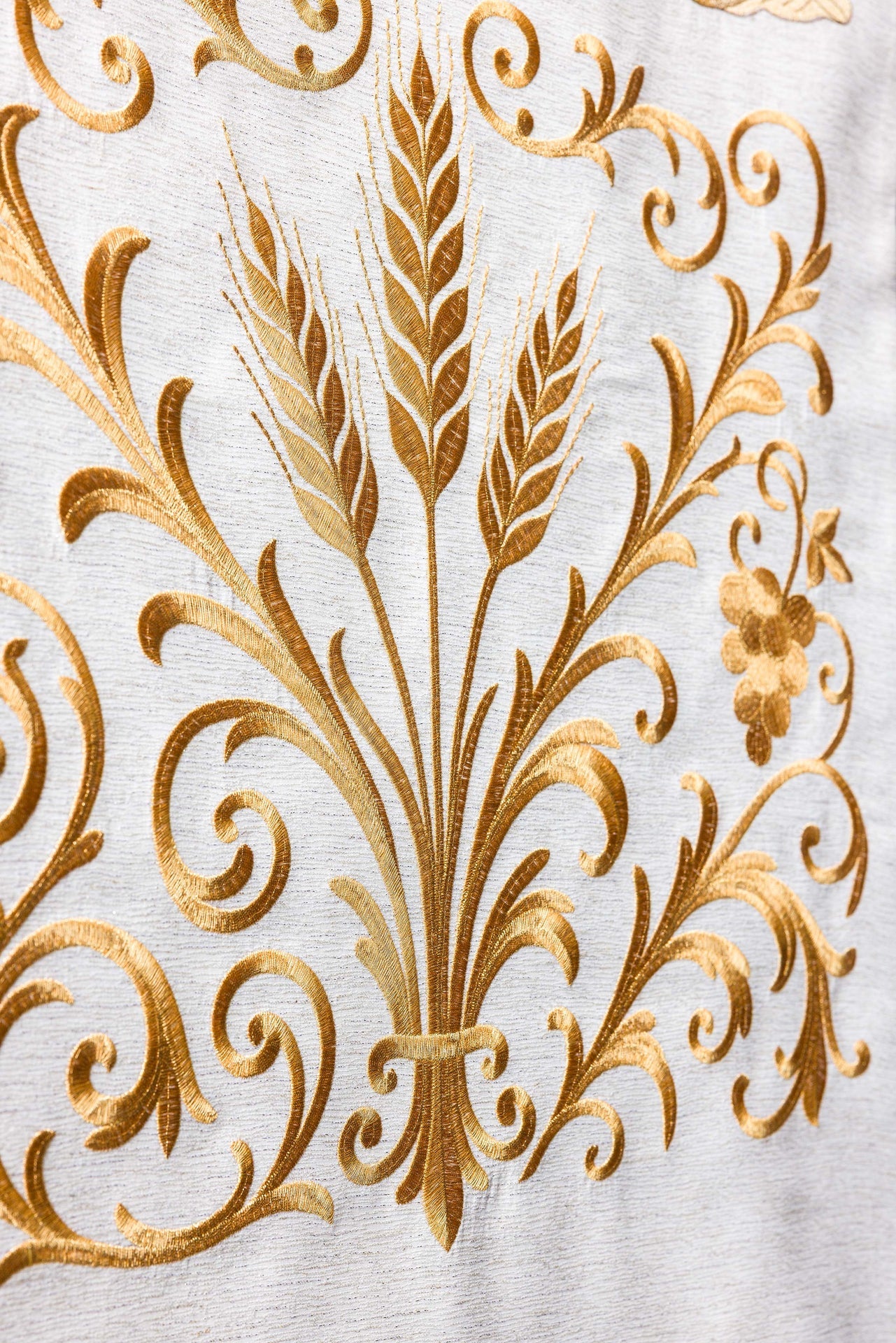 Mantel para ambón ricamente bordado con IHS en color ecru