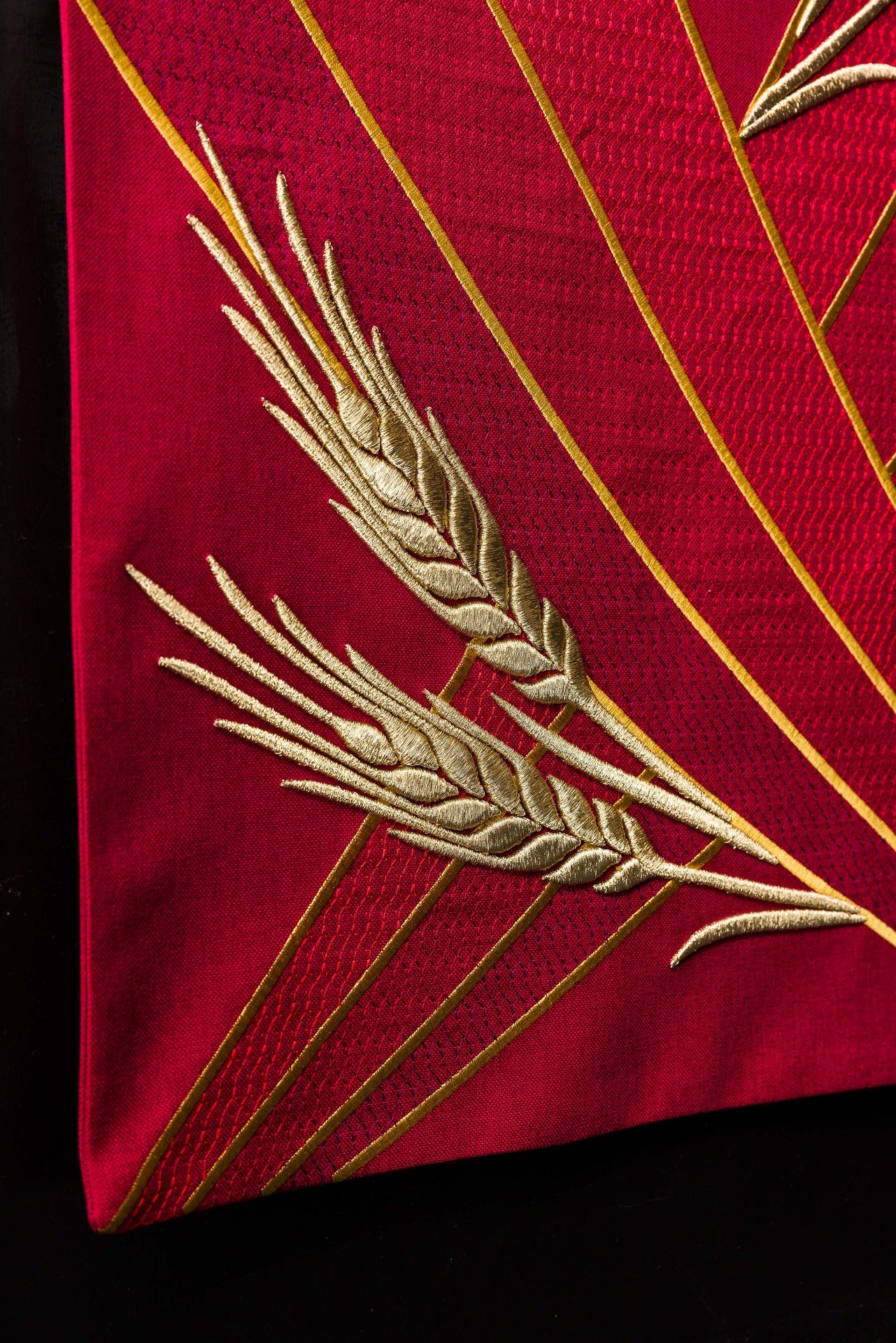 Mantel para ambón con bordado PAX en color rojo