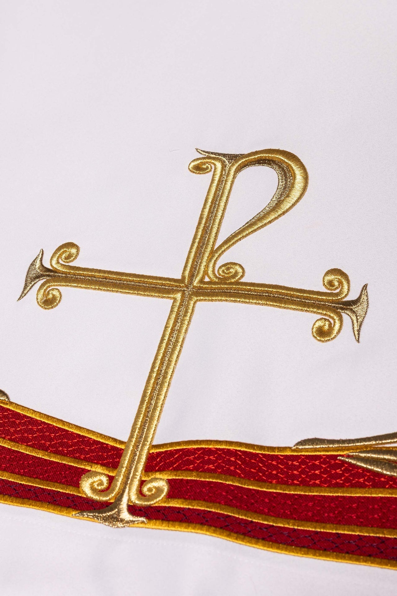 Mantel de altar con símbolo PAX bordado