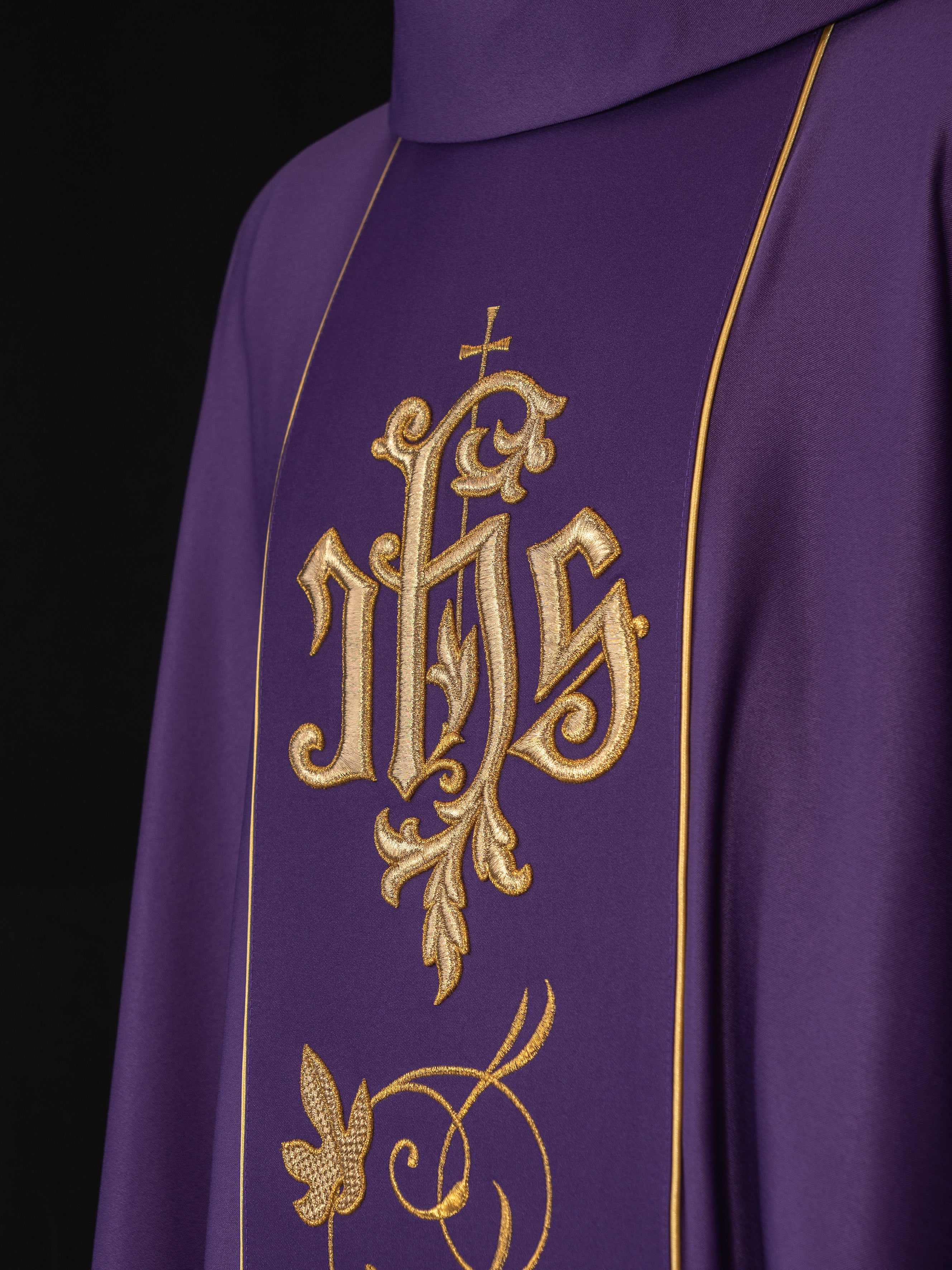 Fioletowy ornat liturgiczny z bogato zdobionym pasem motywem florystycznym i IHS - ORNATY.PL