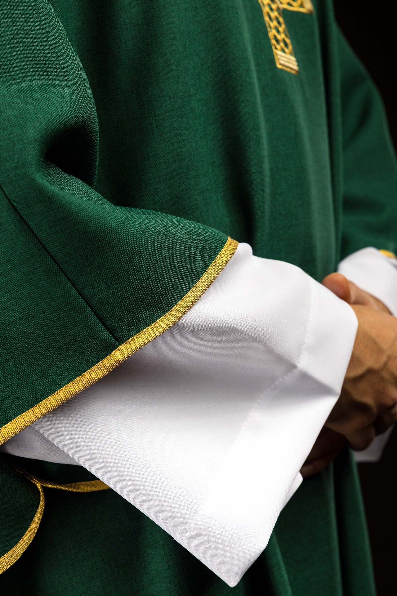 Dalmatica verde con cruces bordadas y cuello decorado