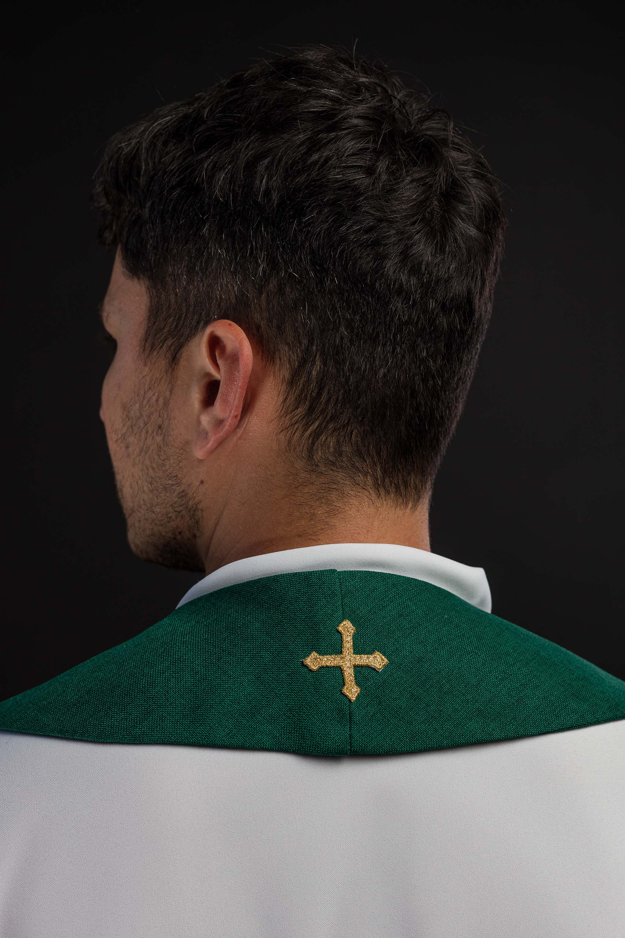 Estola bordada com motivo IHS em verde