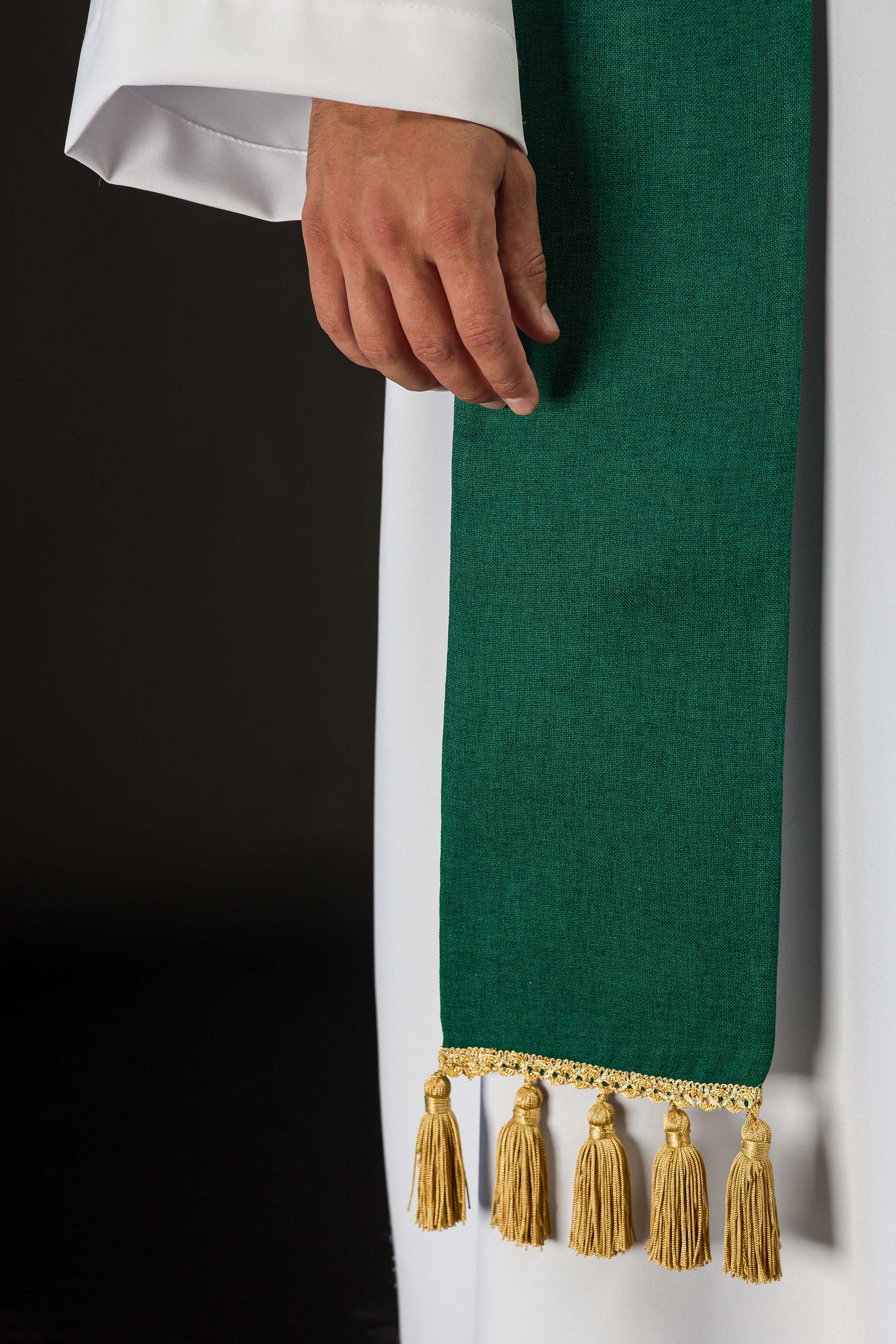 Estola bordada com motivo IHS em verde