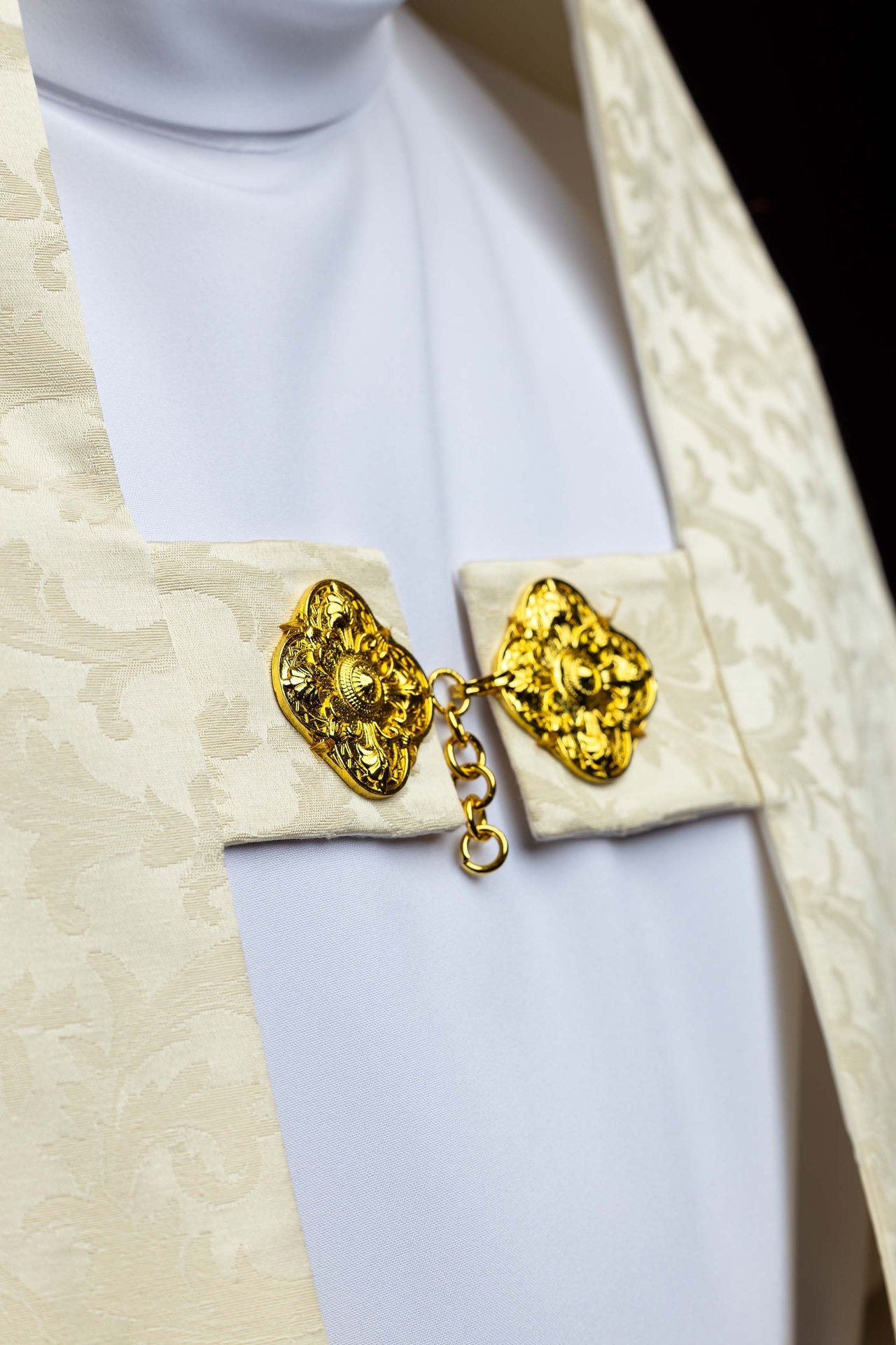 Velo humeral con bordado del Cordero Pascual sobre tejido jacquard