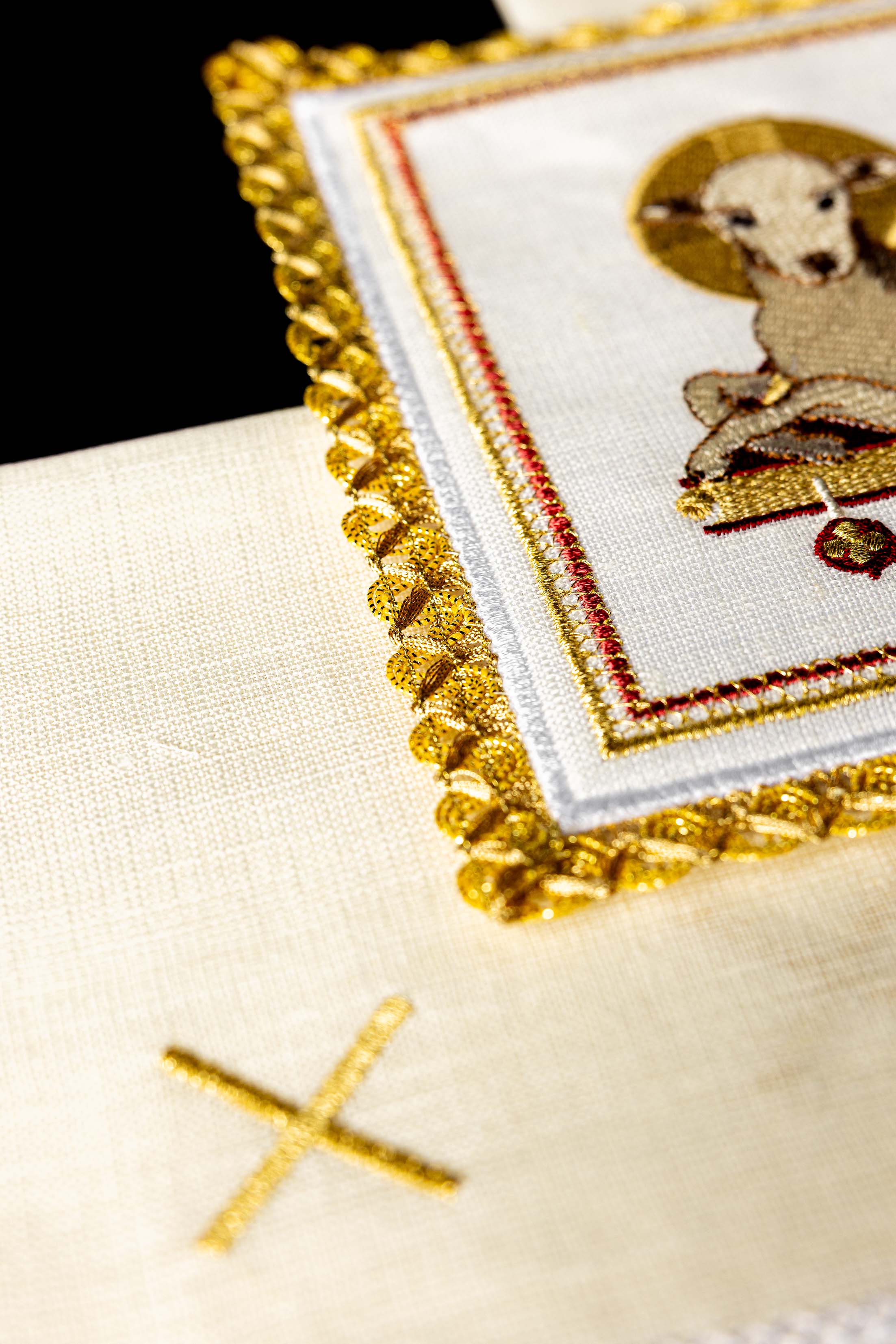 Conjunto de altar em linho com motivo de cordeiro