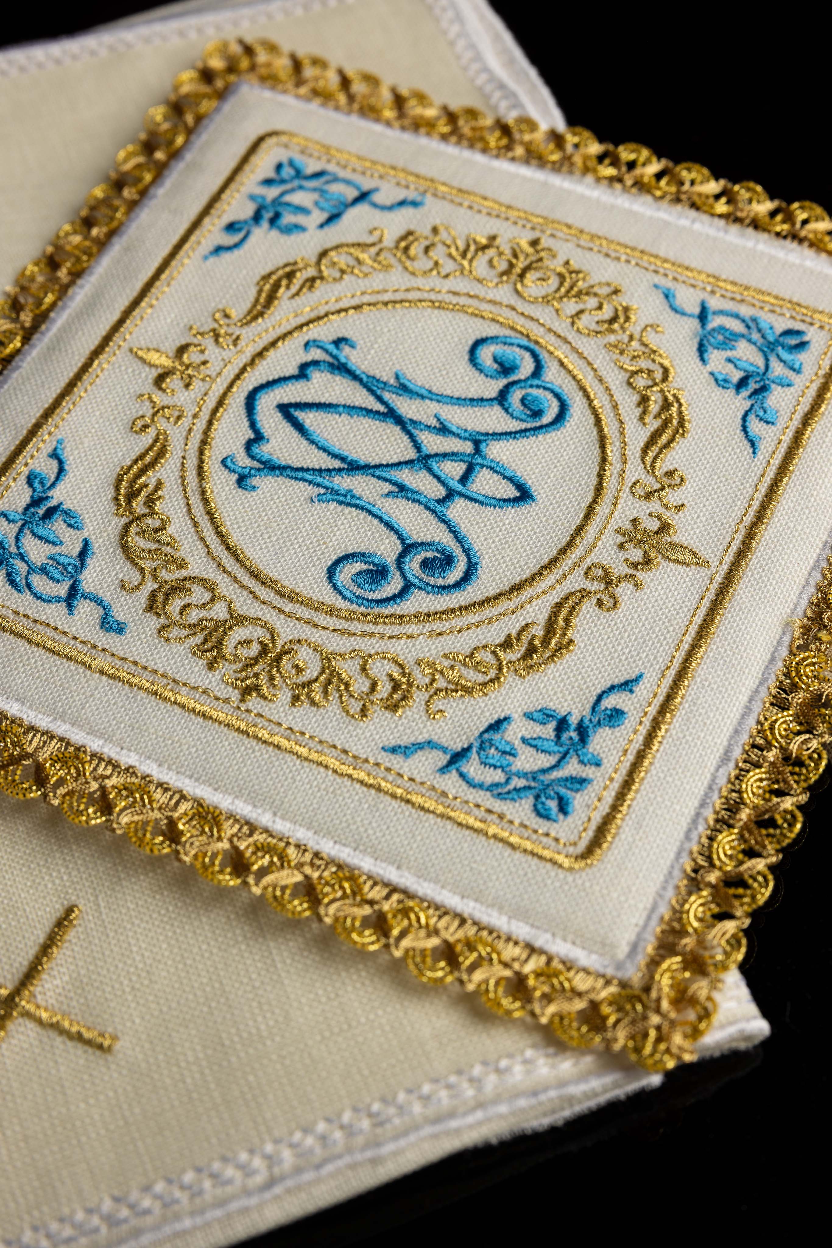 Conjunto de altar em linho com motivo mariano