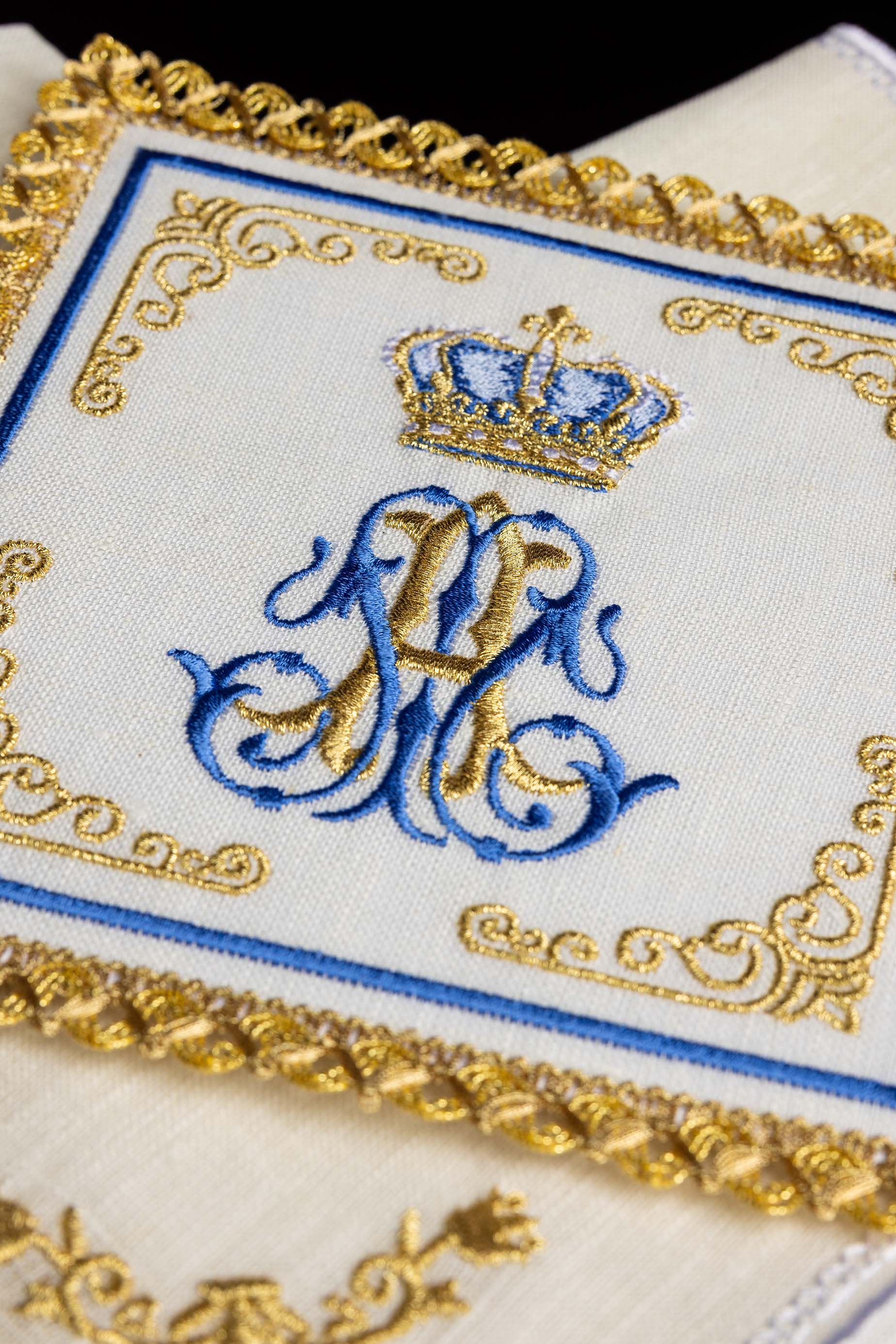 Conjunto de altar em linho com motivo mariano