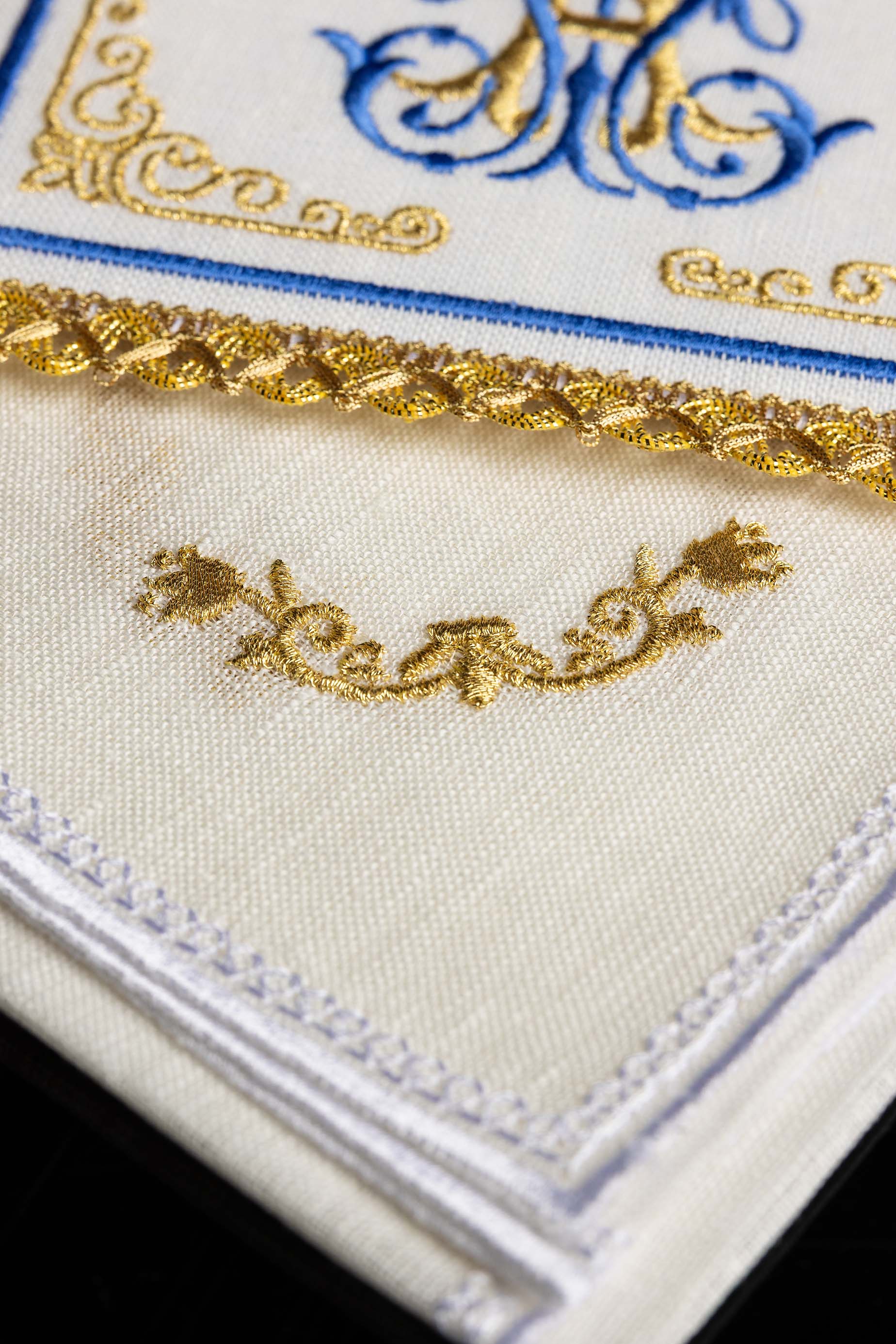 Conjunto de altar em linho com motivo mariano