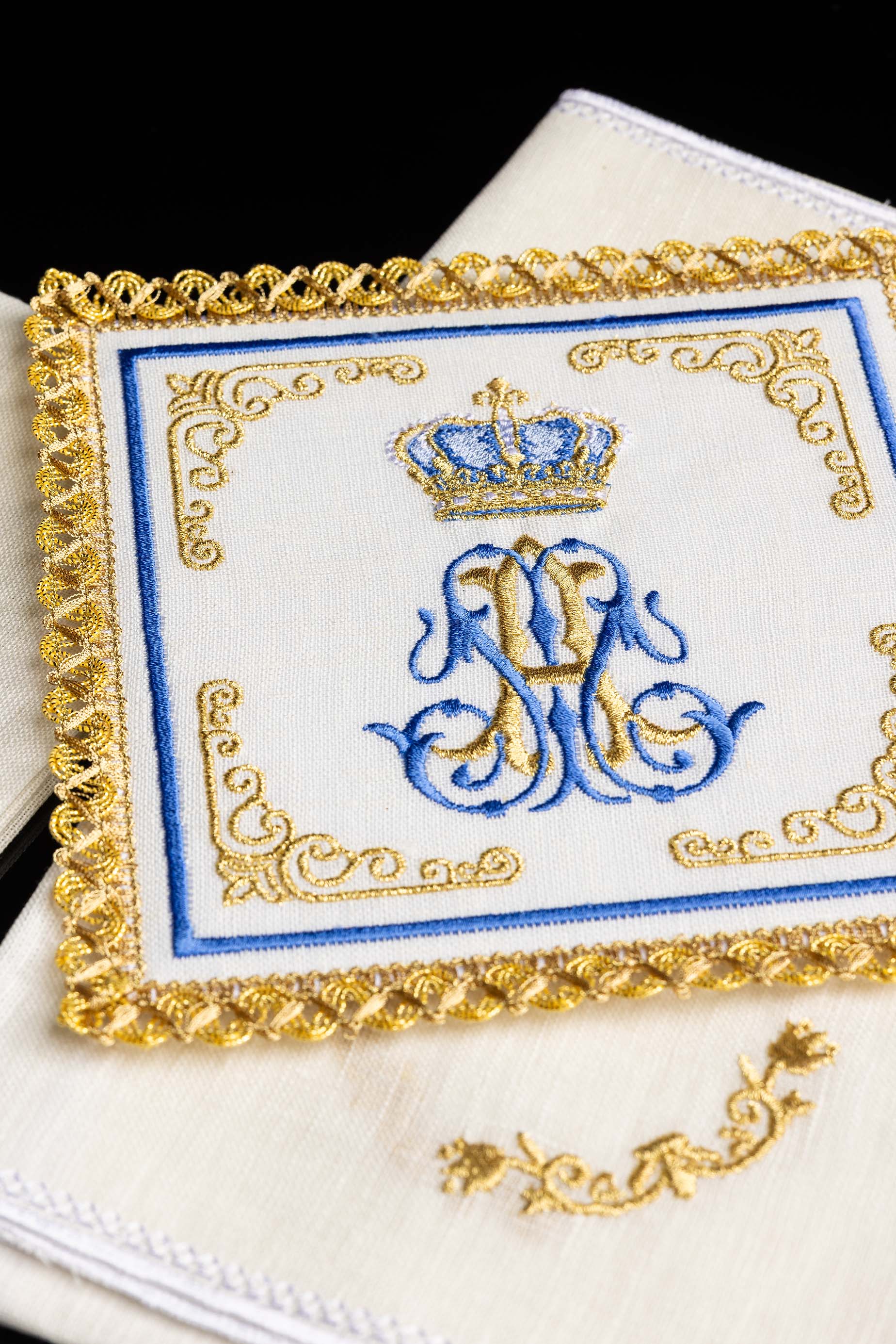 Conjunto de altar em linho com motivo mariano