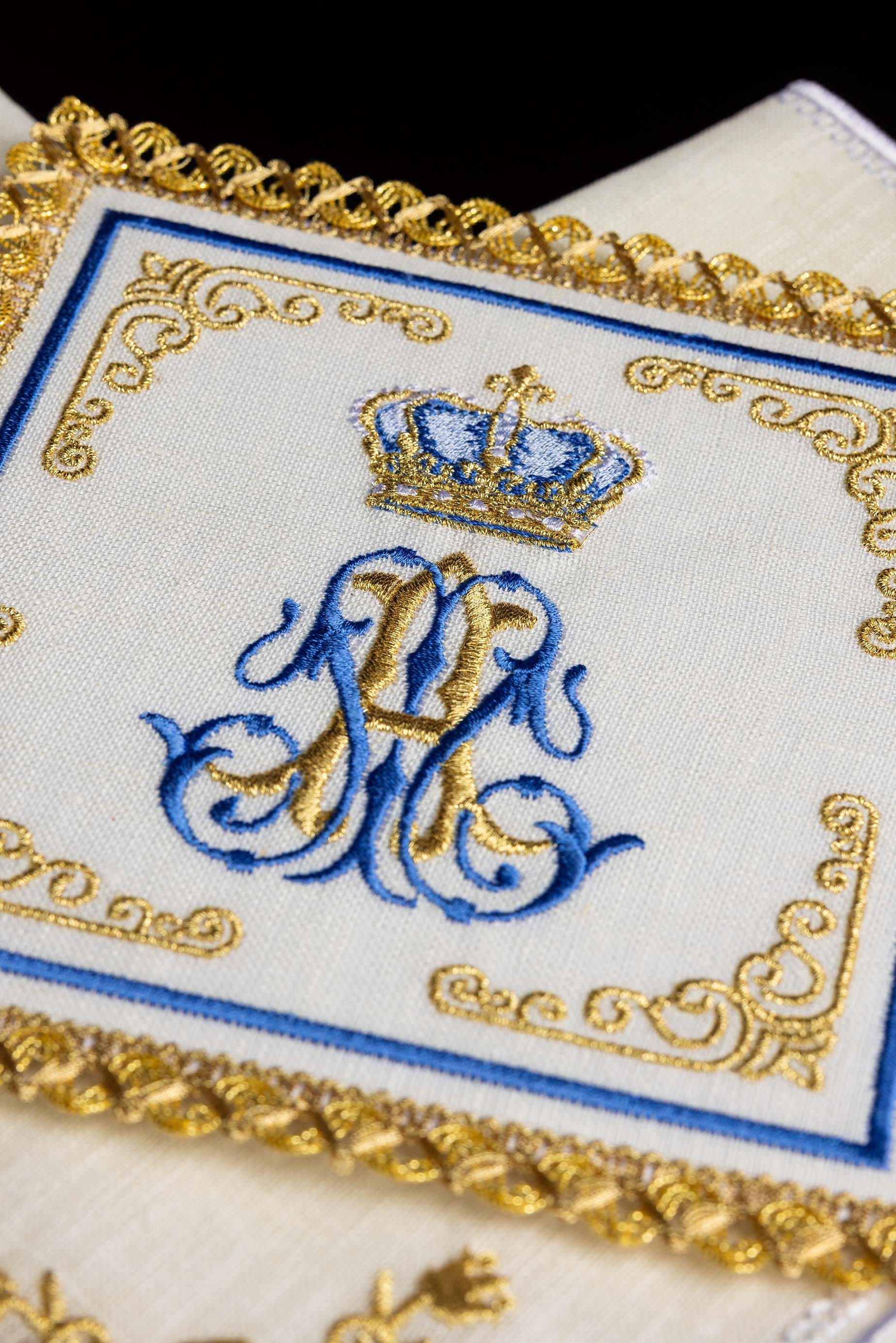 Conjunto de altar em linho com motivo mariano