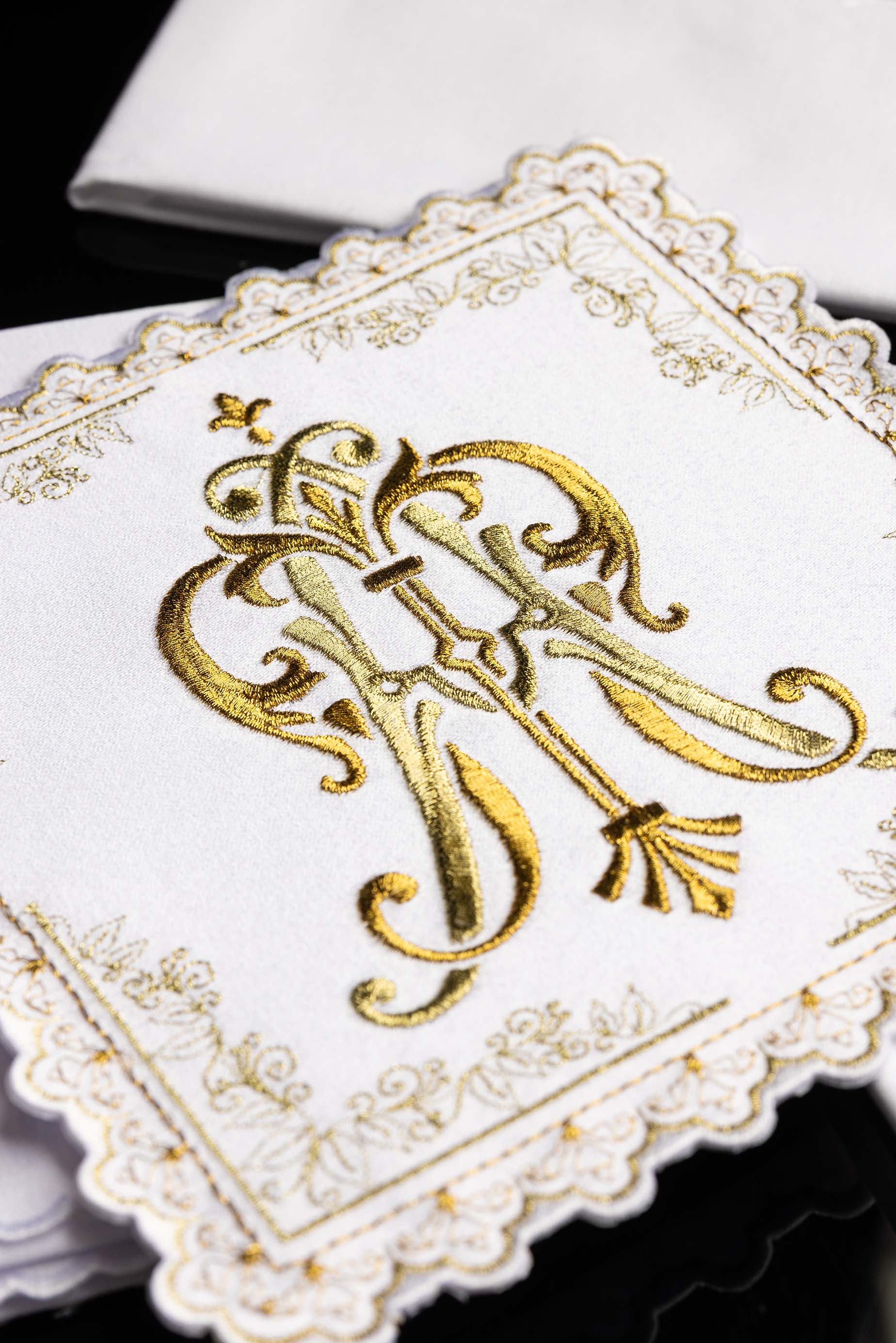 Conjunto de cálice litúrgico com motivo mariano bordado a ouro