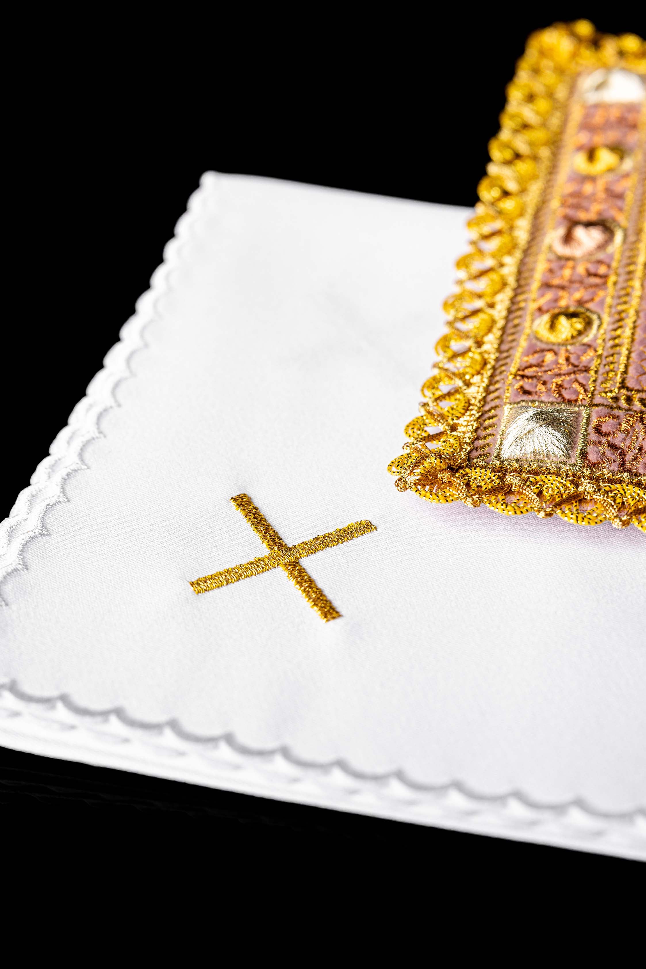 Conjunto de cálice de veludo rosa com símbolo IHS bordado