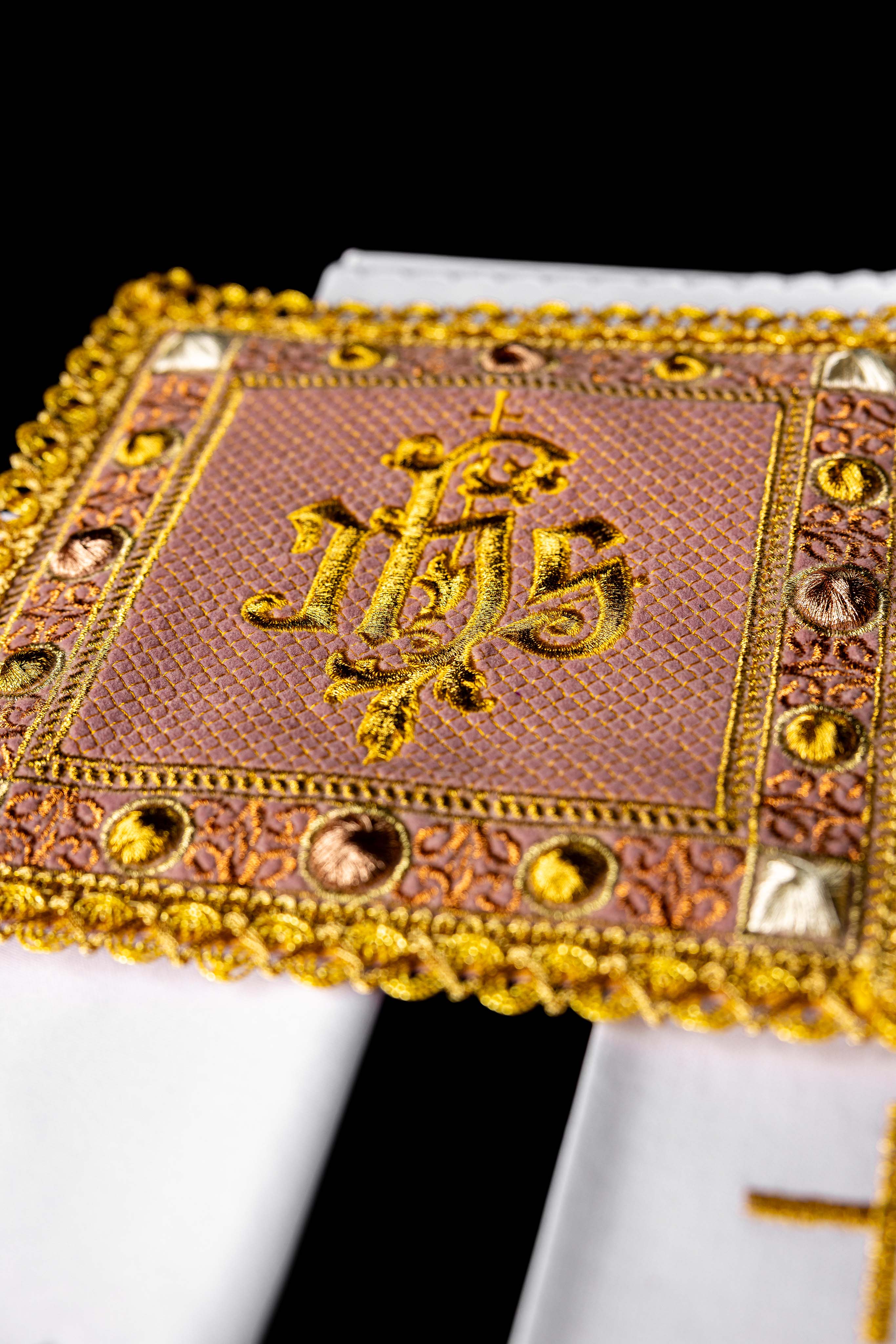 Conjunto de cálice de veludo rosa com símbolo IHS bordado