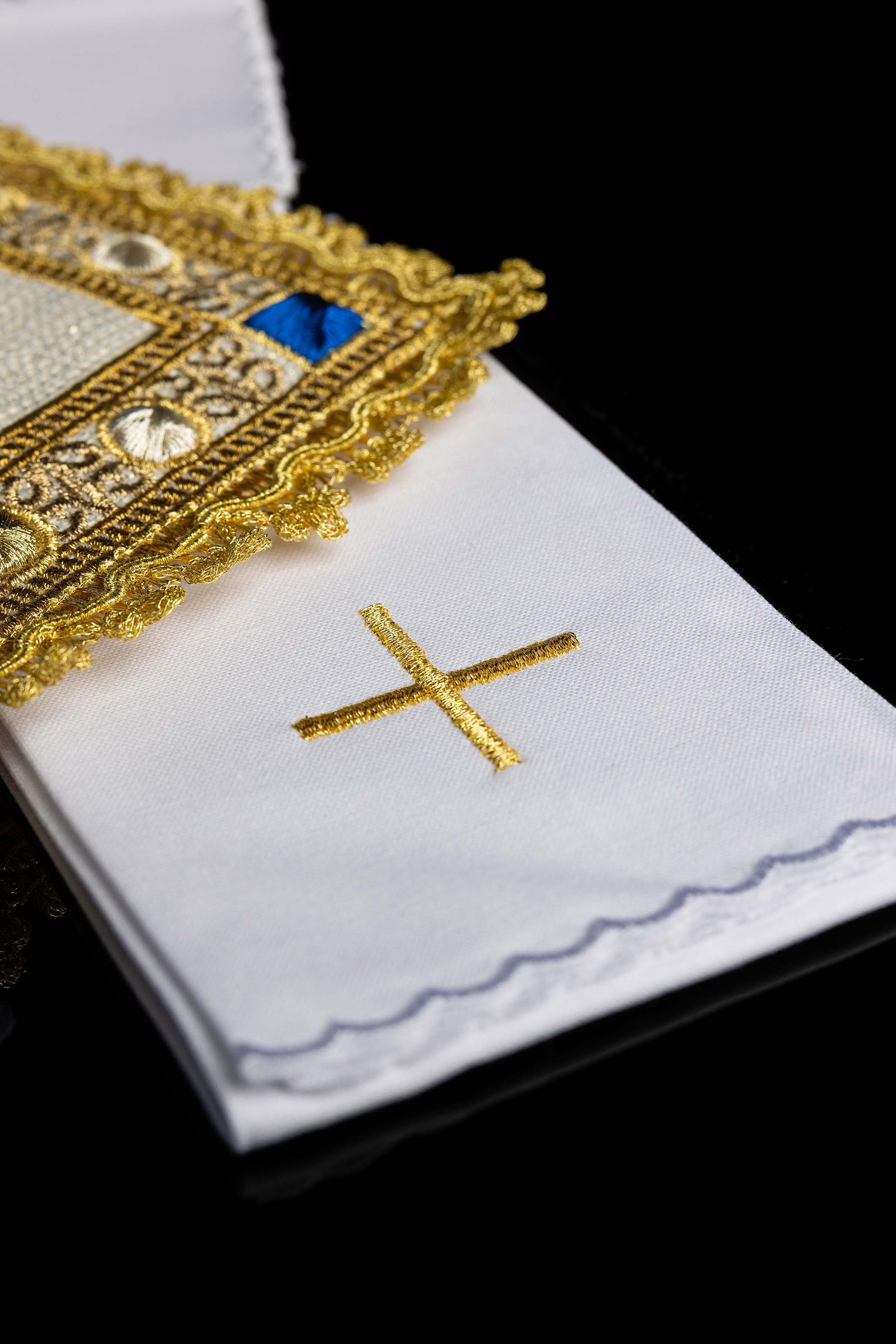 Conjunto de roupa de cálice bordado com símbolo mariano