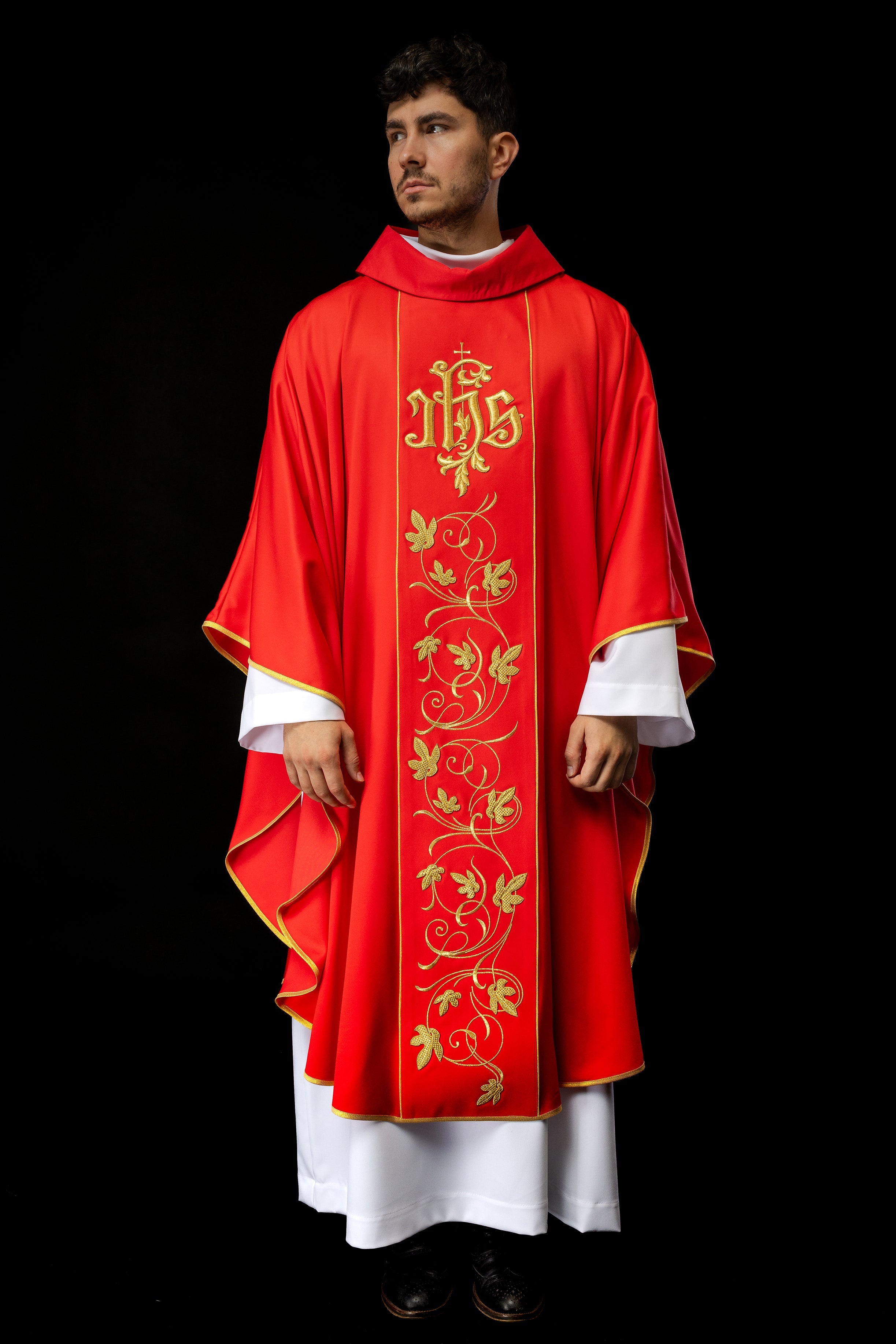 Czerwony ornat liturgiczny z bogato zdobionym pasem motywem florystycznym i IHS - ORNATY.PL
