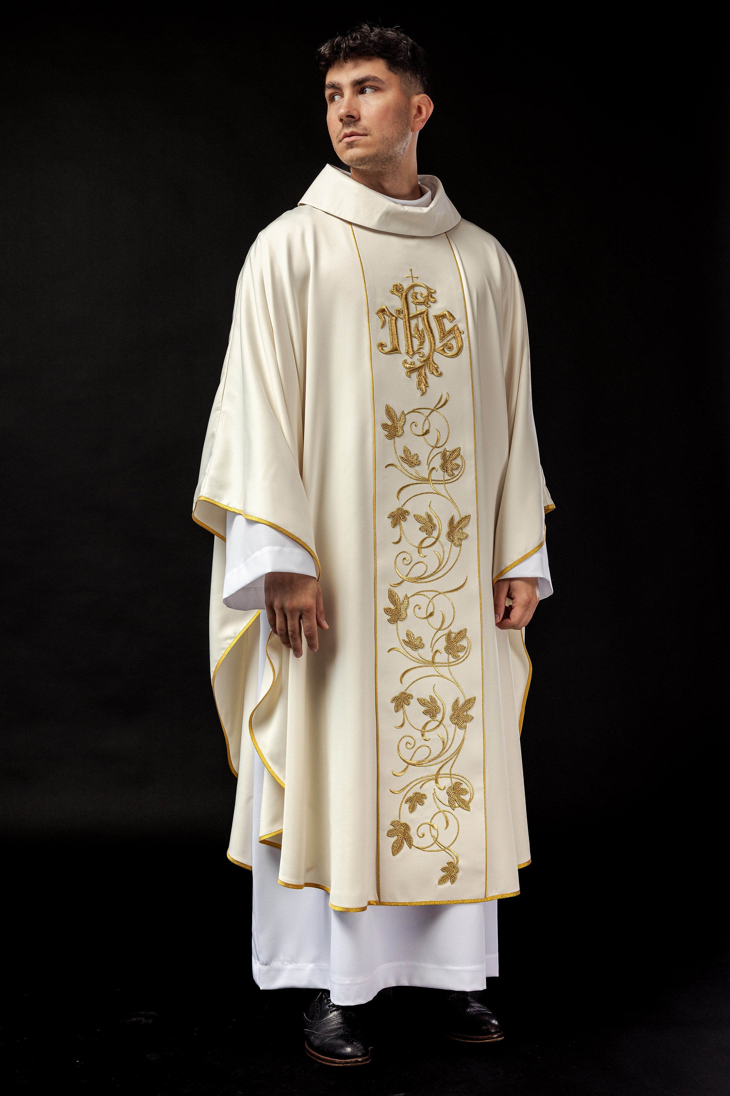 Ecru ornat liturgiczny z bogato zdobionym pasem motywem florystycznym i IHS - ORNATY.PL