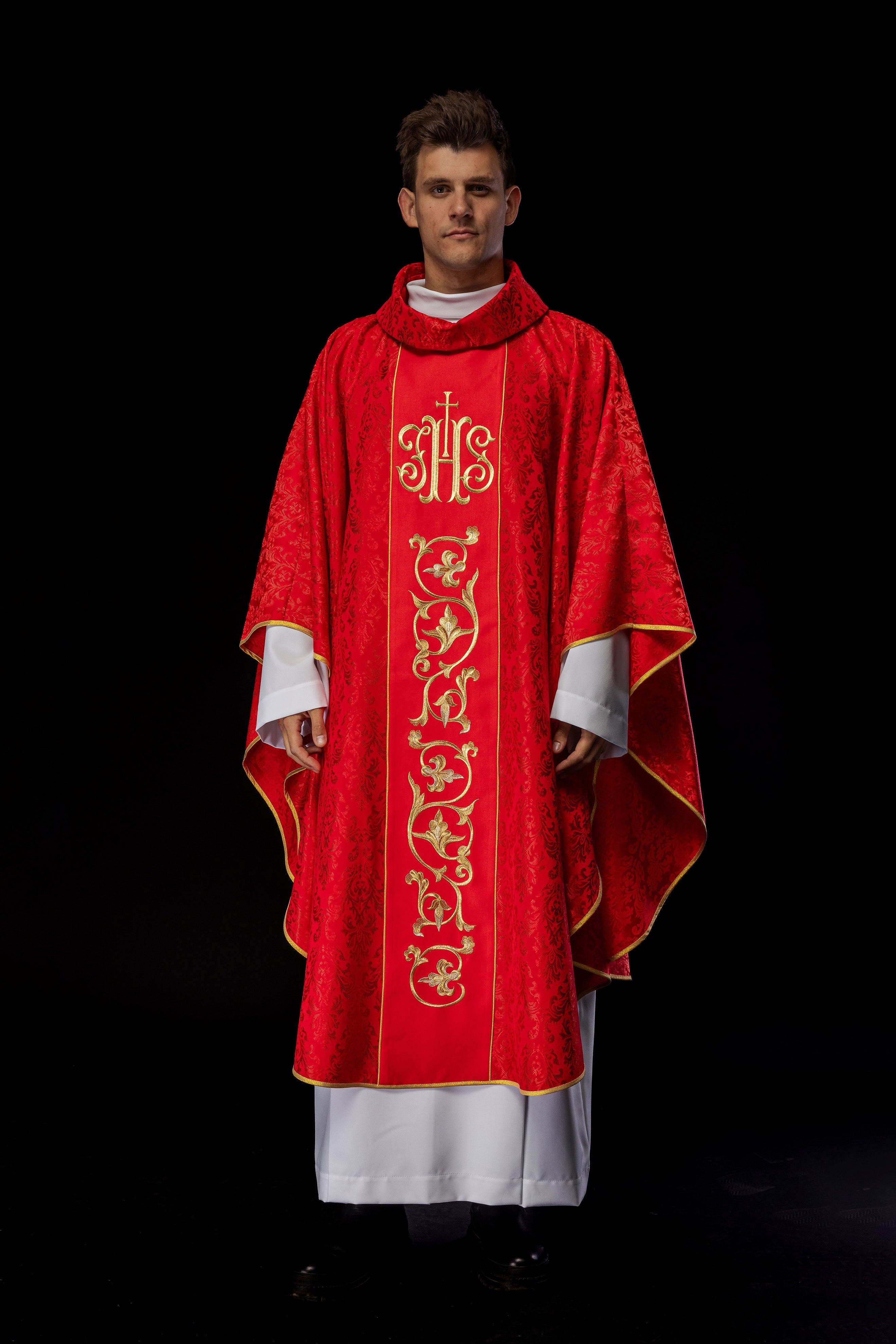 Czerwony Ornat liturgiczny z bogato zdobionym pasem IHS - ORNATY.PL
