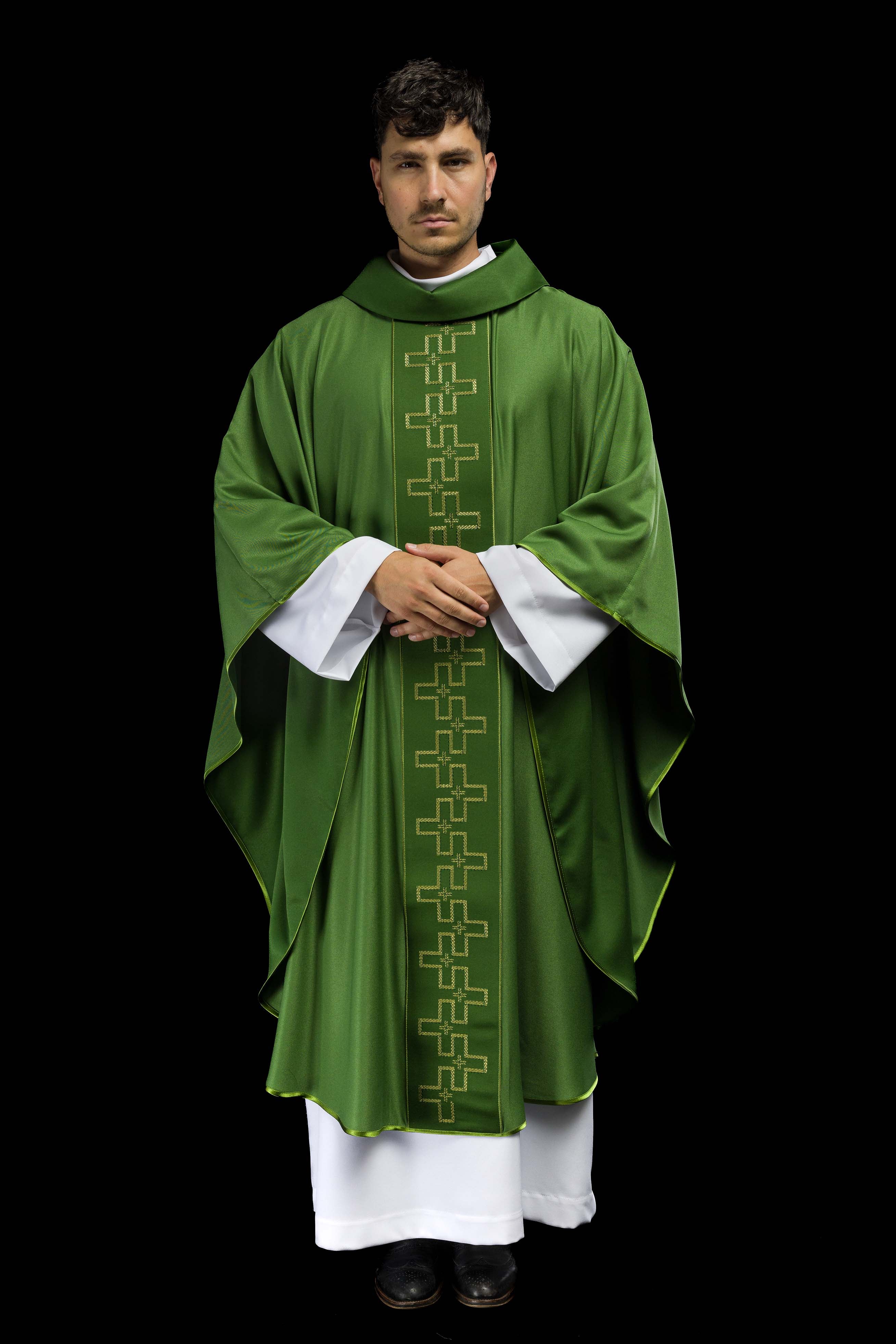Casula com cinto ricamente bordado com uma cruz verde