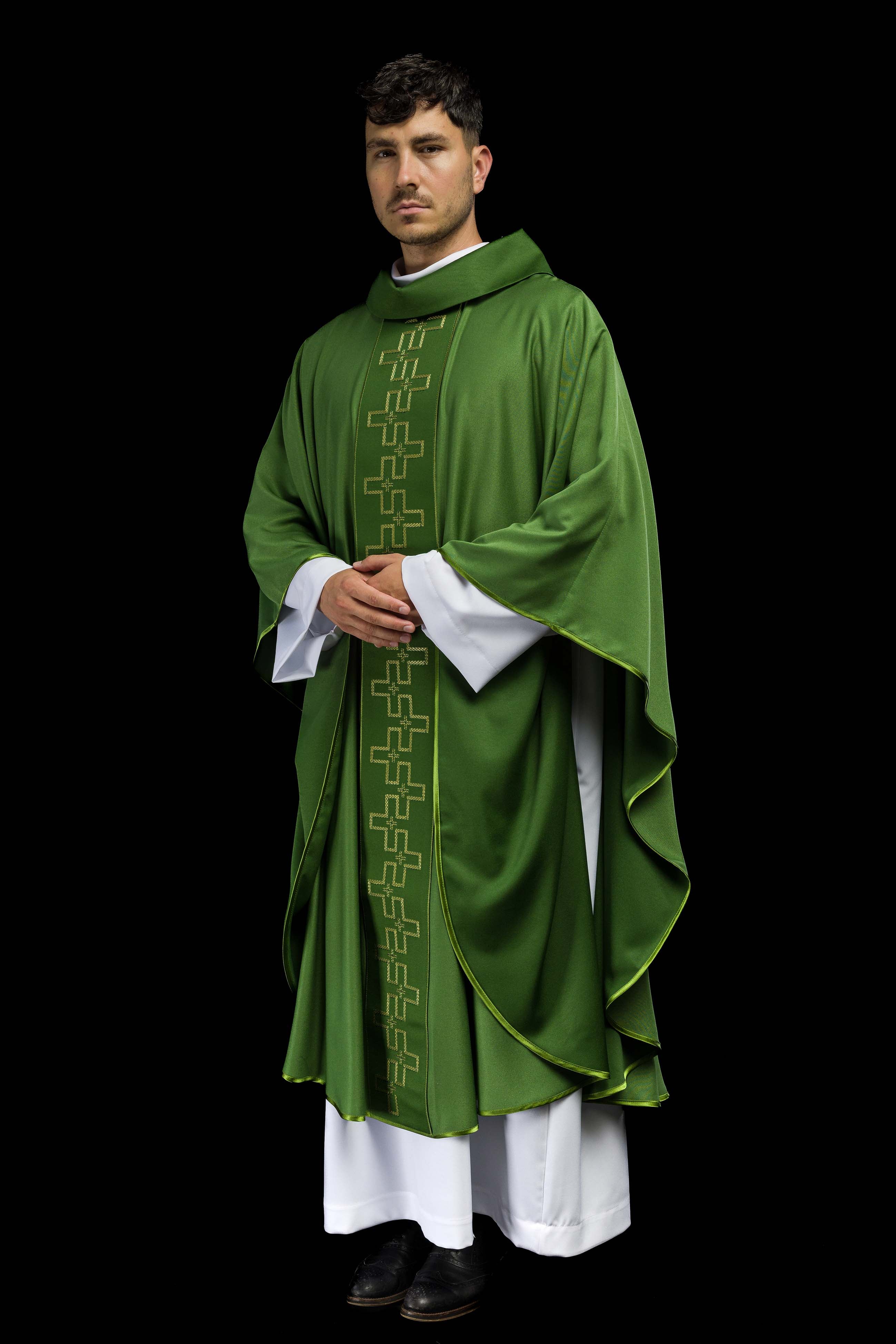 Casula com cinto ricamente bordado com uma cruz verde