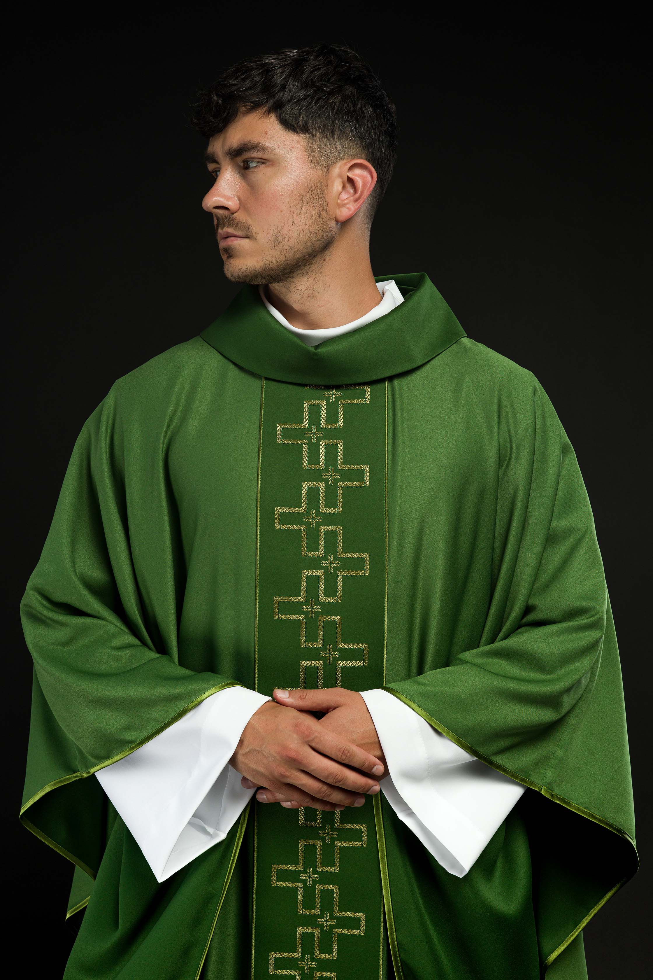 Casula com cinto ricamente bordado com uma cruz verde