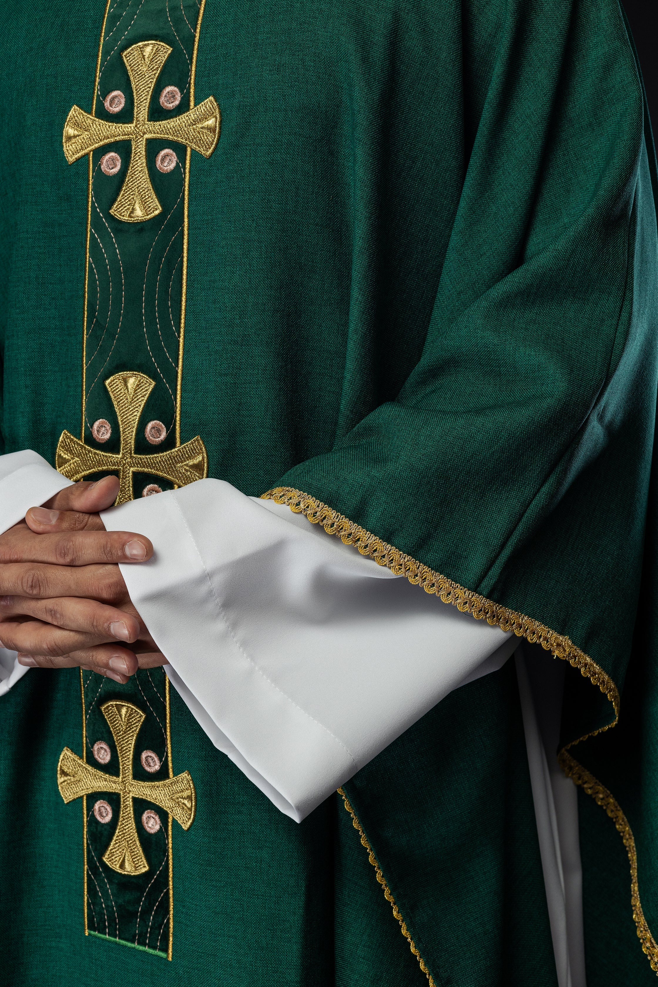 Ornat w haftowane złote krzyże i lamówkę na kołnierzu w kolorze zielonym - ORNATY.PL