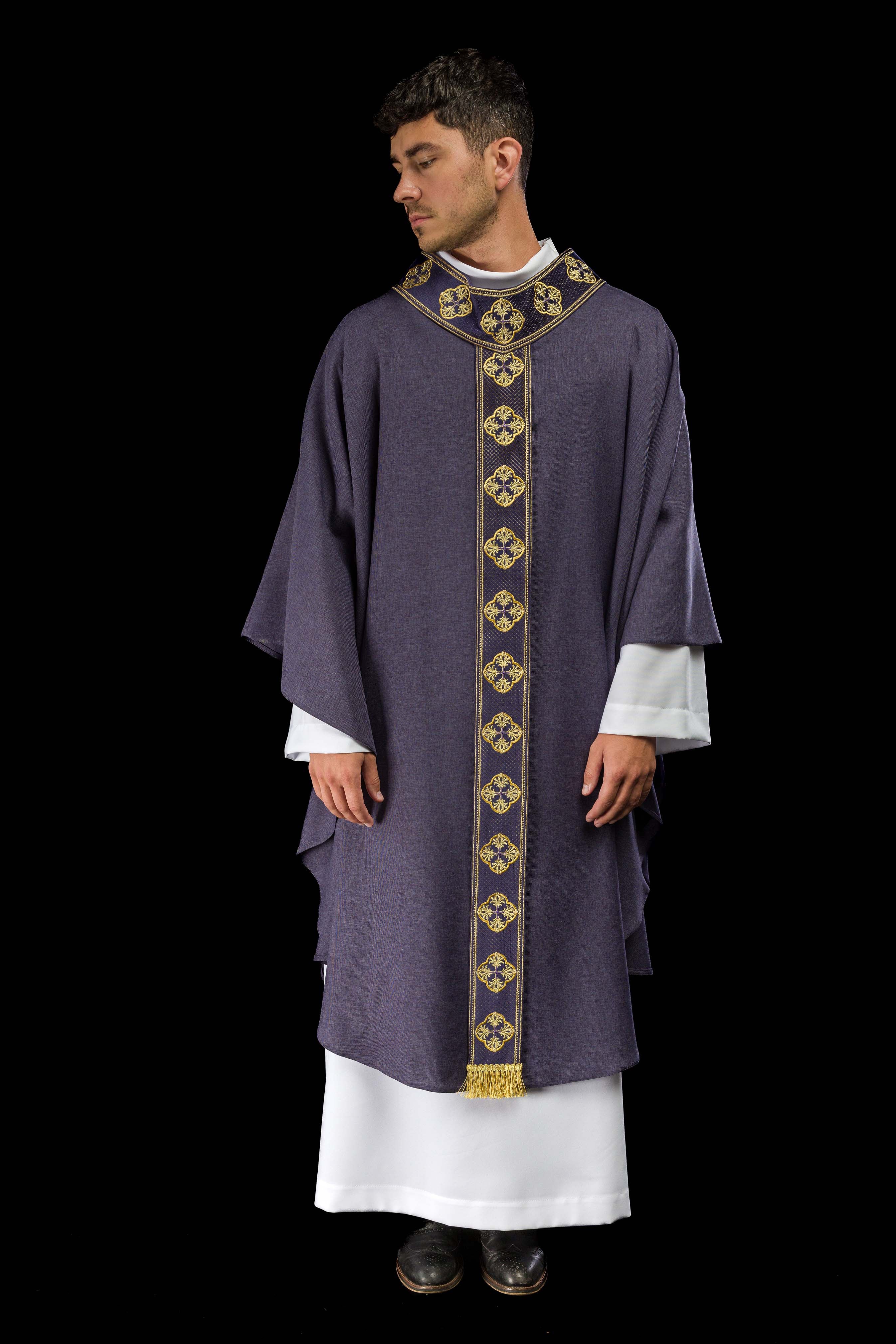 Casula roxa com cinto bordado com cruzes e gola