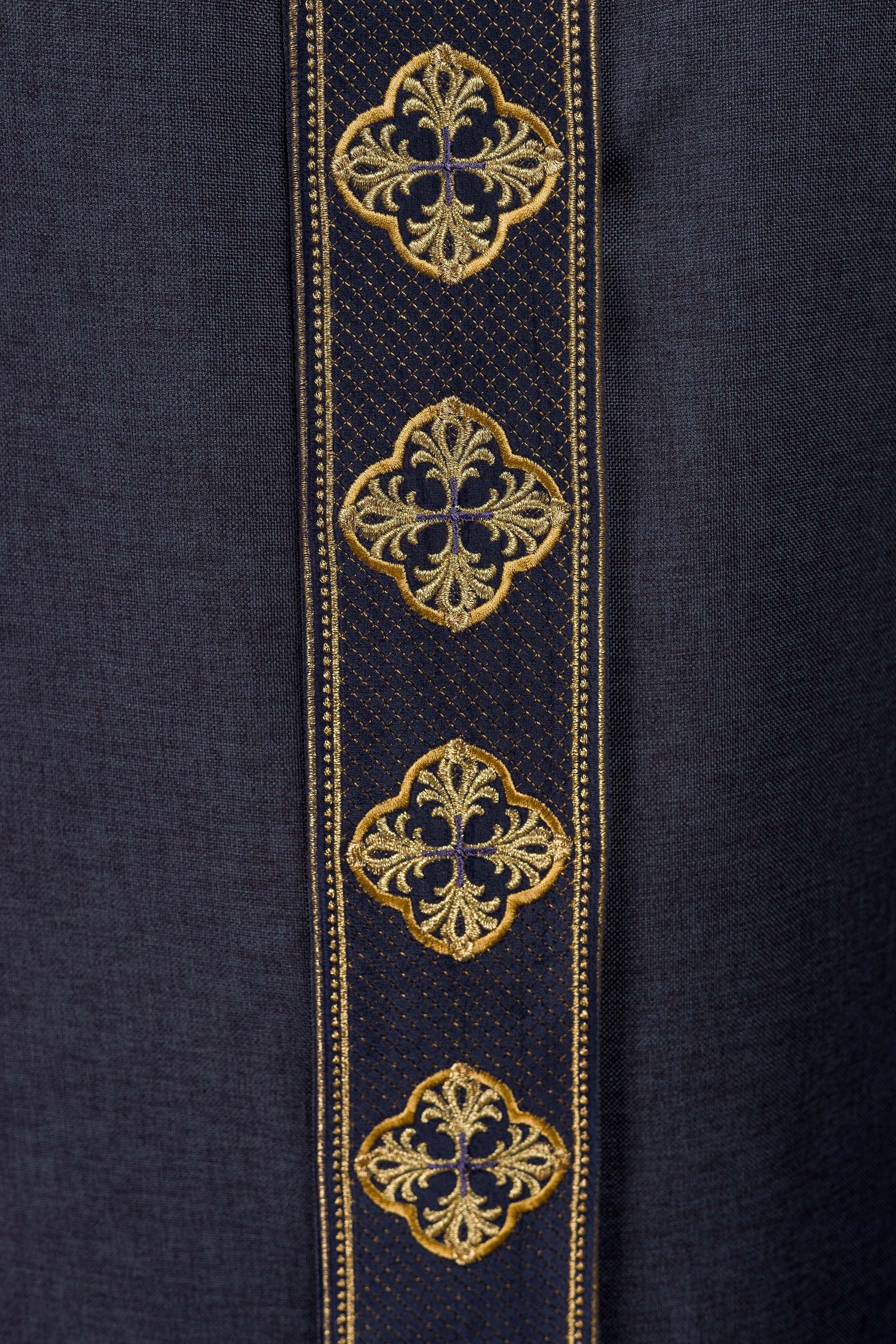 Casula roxa com cinto bordado com cruzes e gola