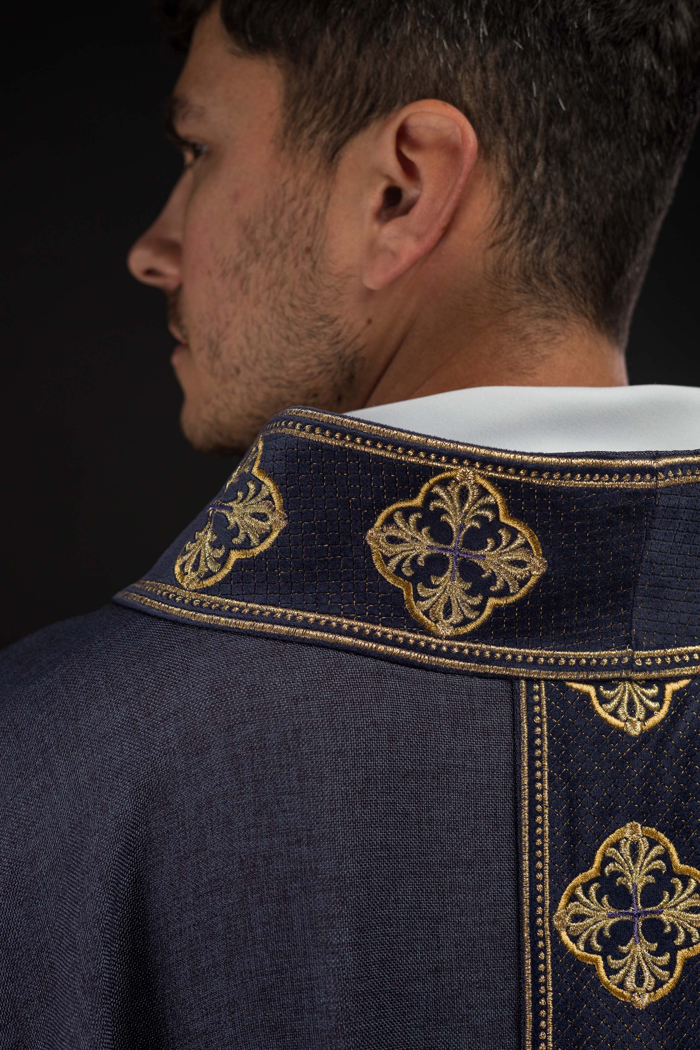 Casula roxa com cinto bordado com cruzes e gola