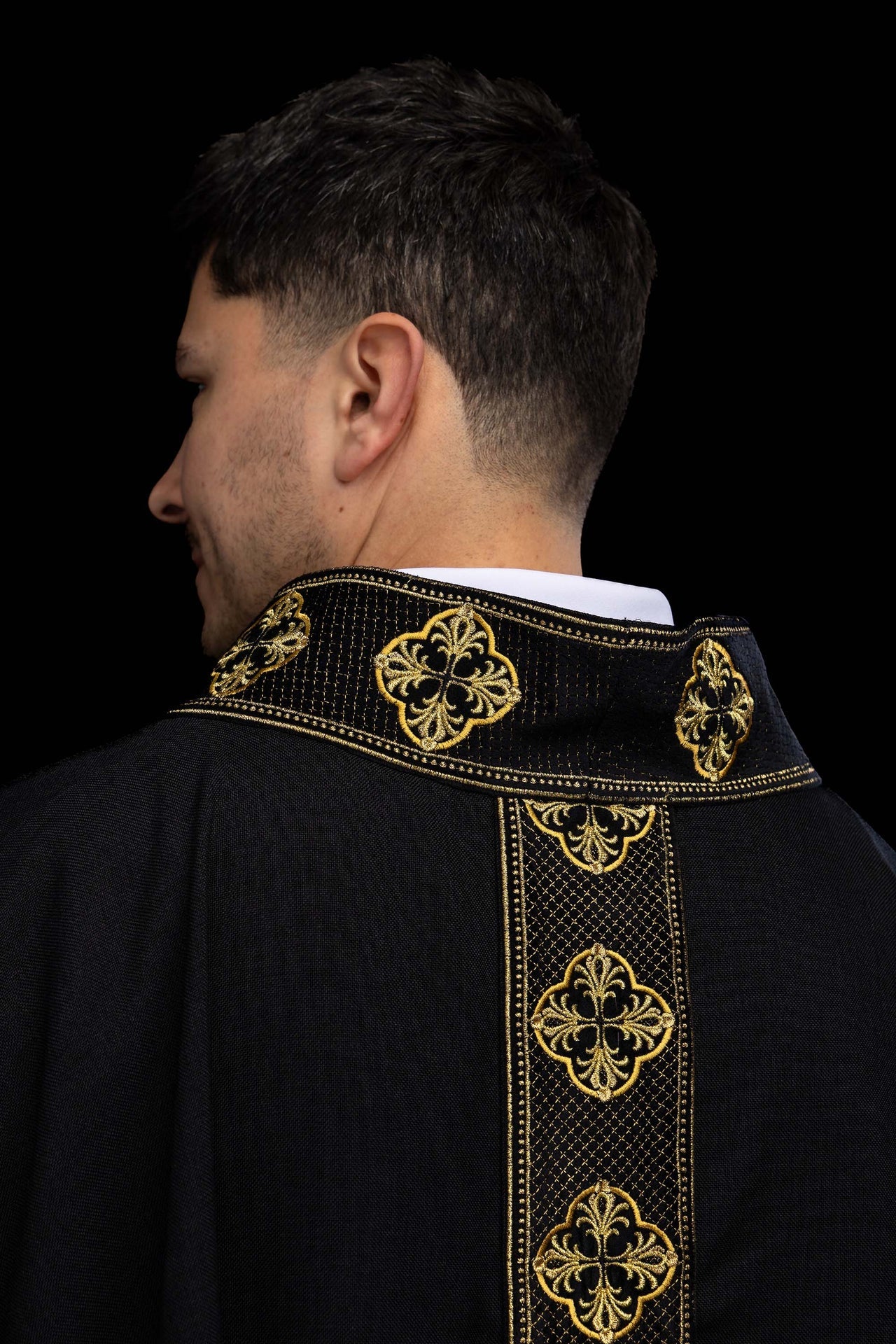 Casulla negra con banda bordada y cuello con motivo de cruces
