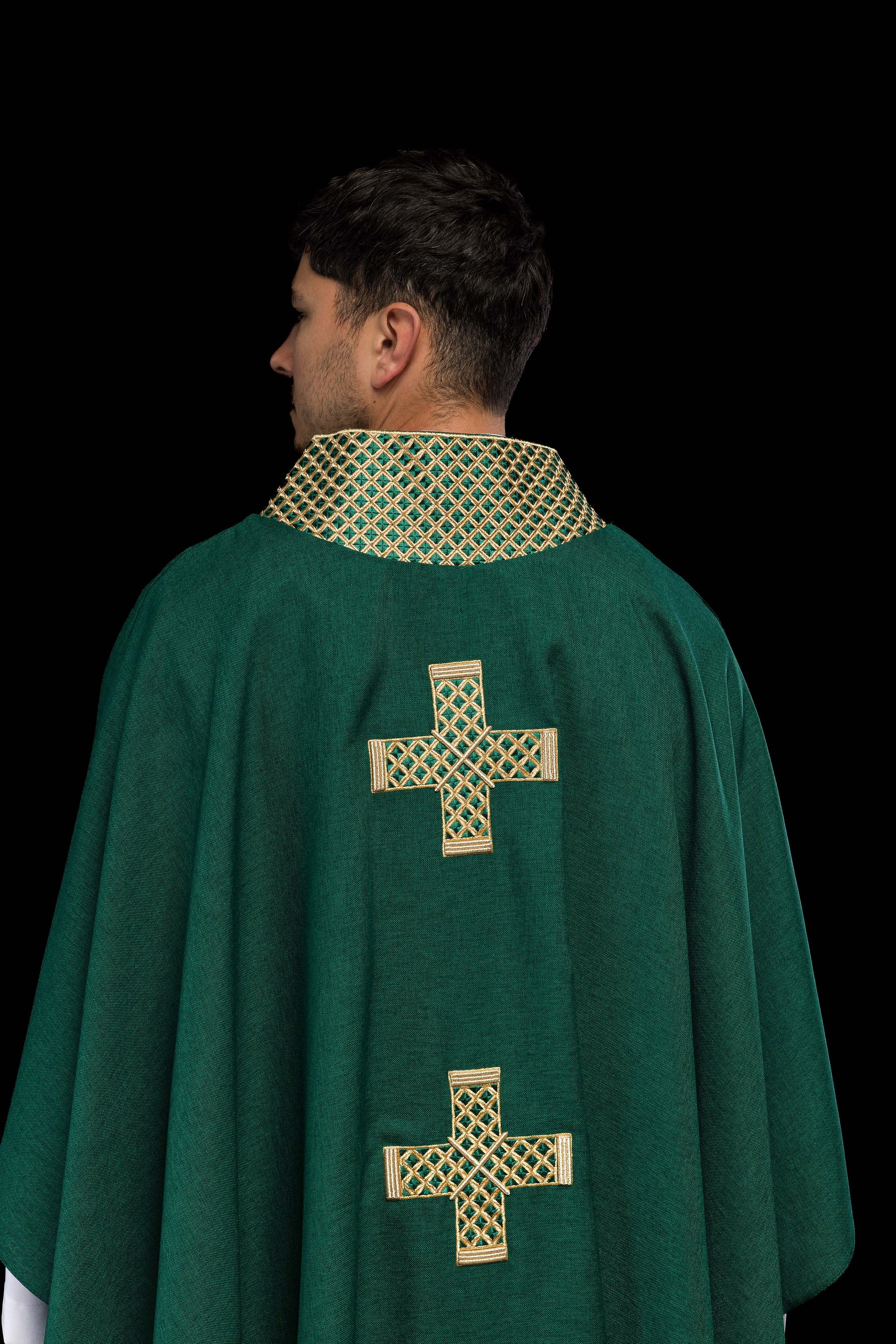 Casula verde com cruzes e gola bordadas a dourado