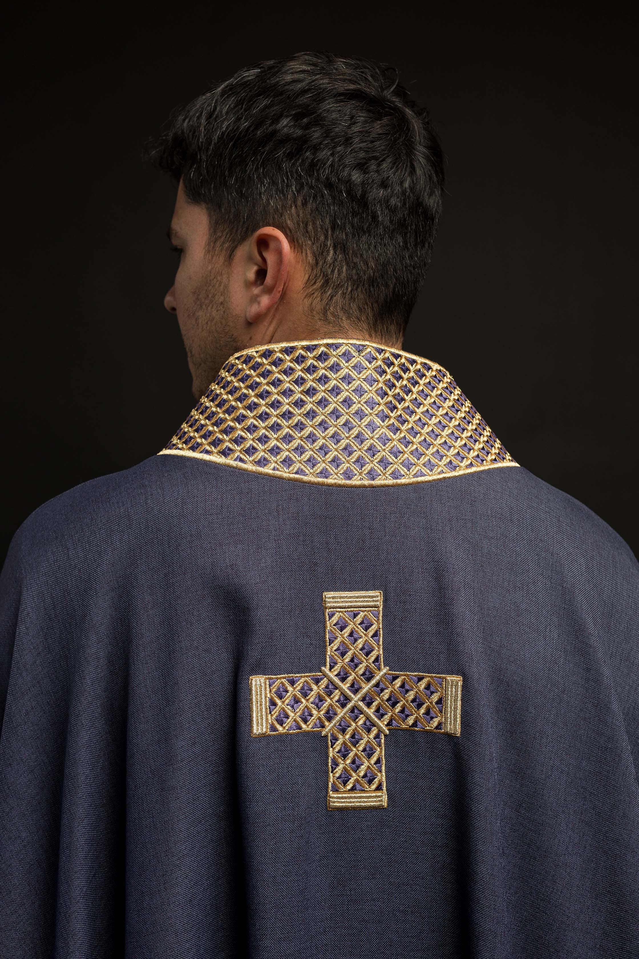 Casula roxa com cruzes e gola bordadas