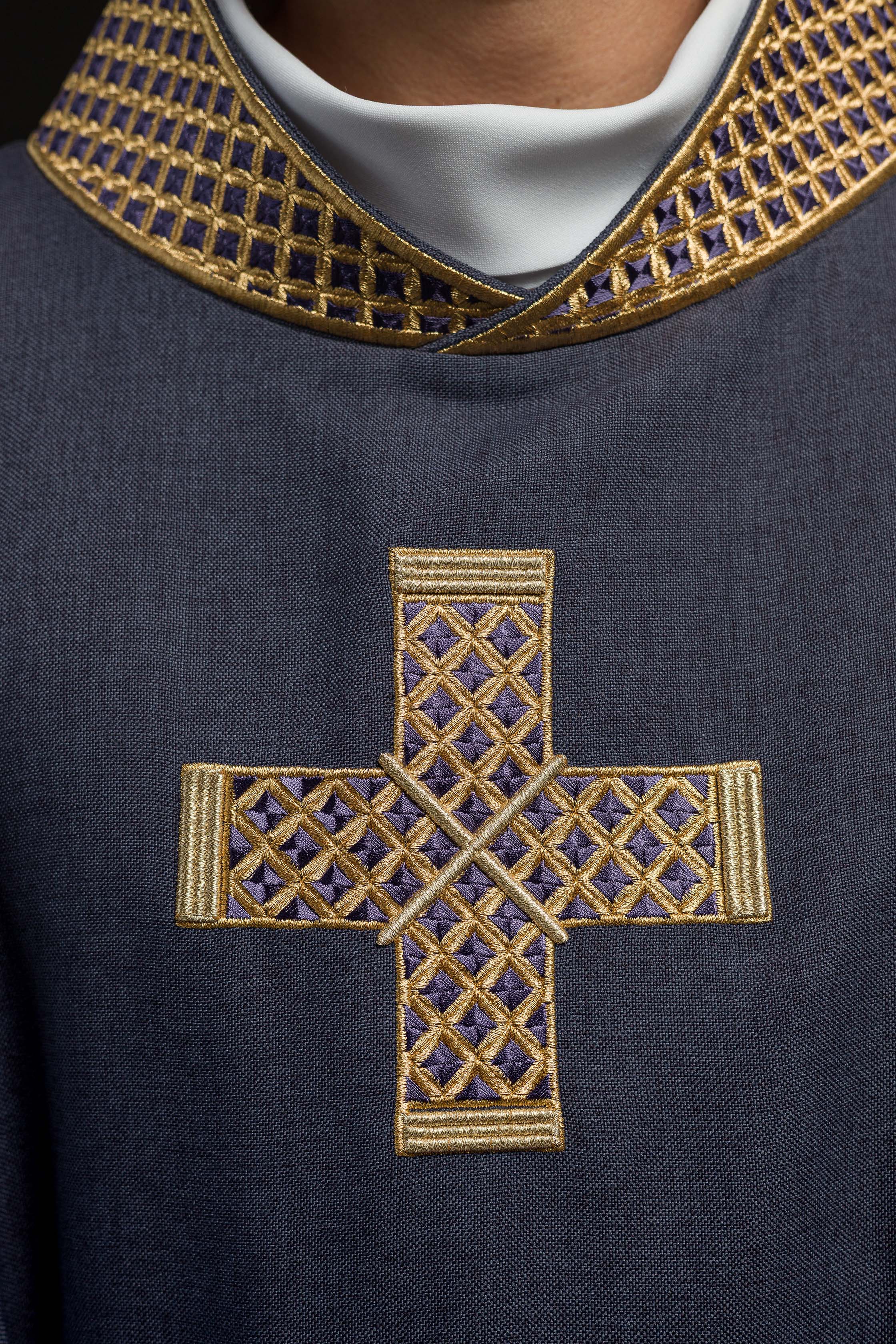 Casula roxa com cruzes e gola bordadas