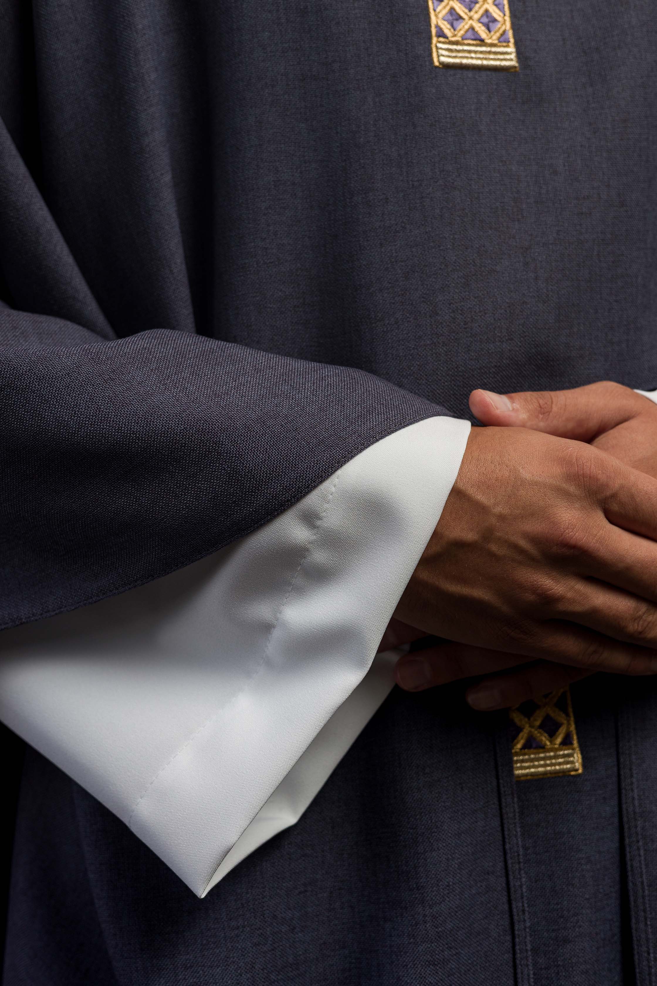 Casula roxa com cruzes e gola bordadas