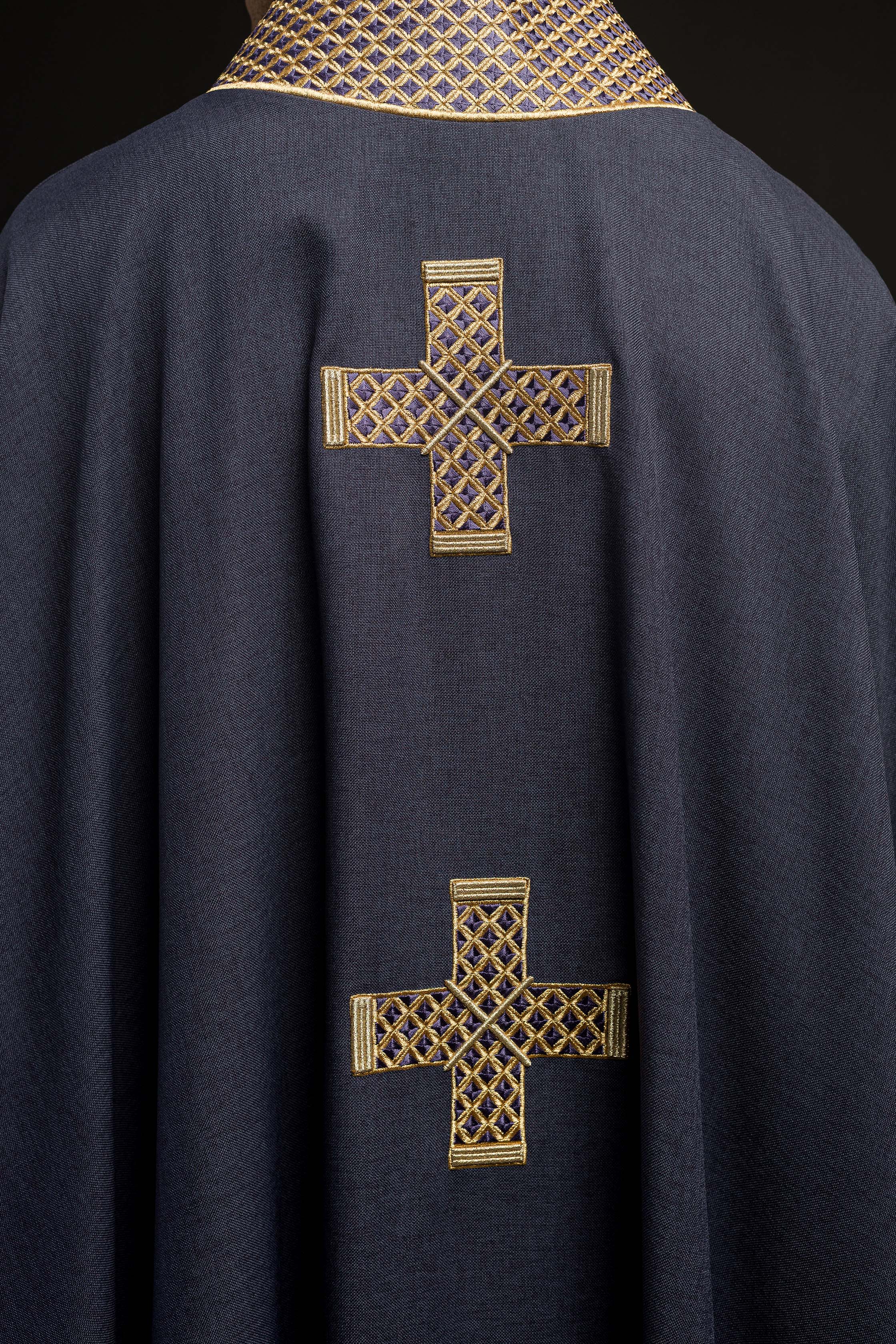 Casula roxa com cruzes e gola bordadas