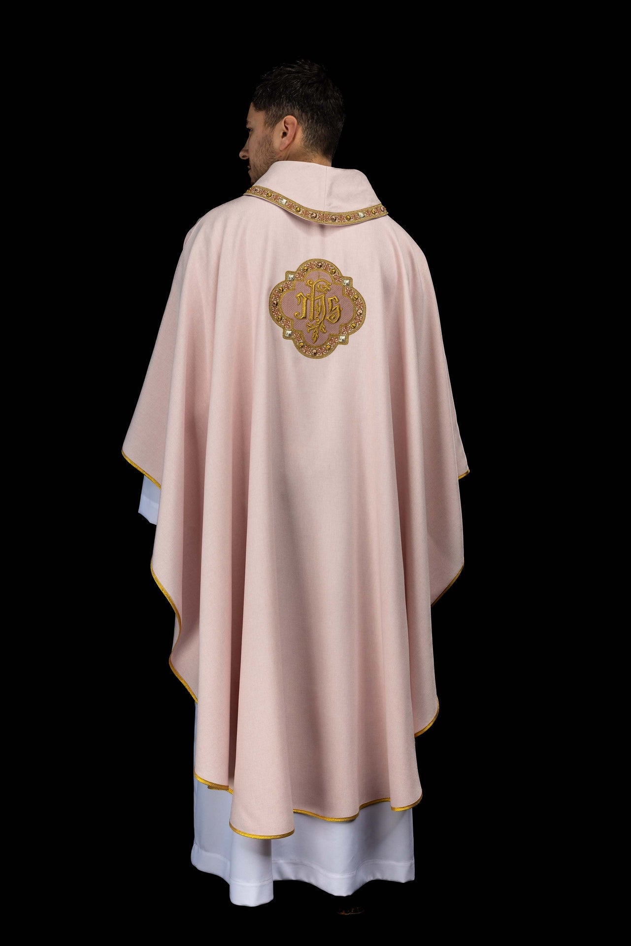 Ornat z lamówką wokół haftu IHS I kołnierza w kolorze różowym - ORNATY.PL