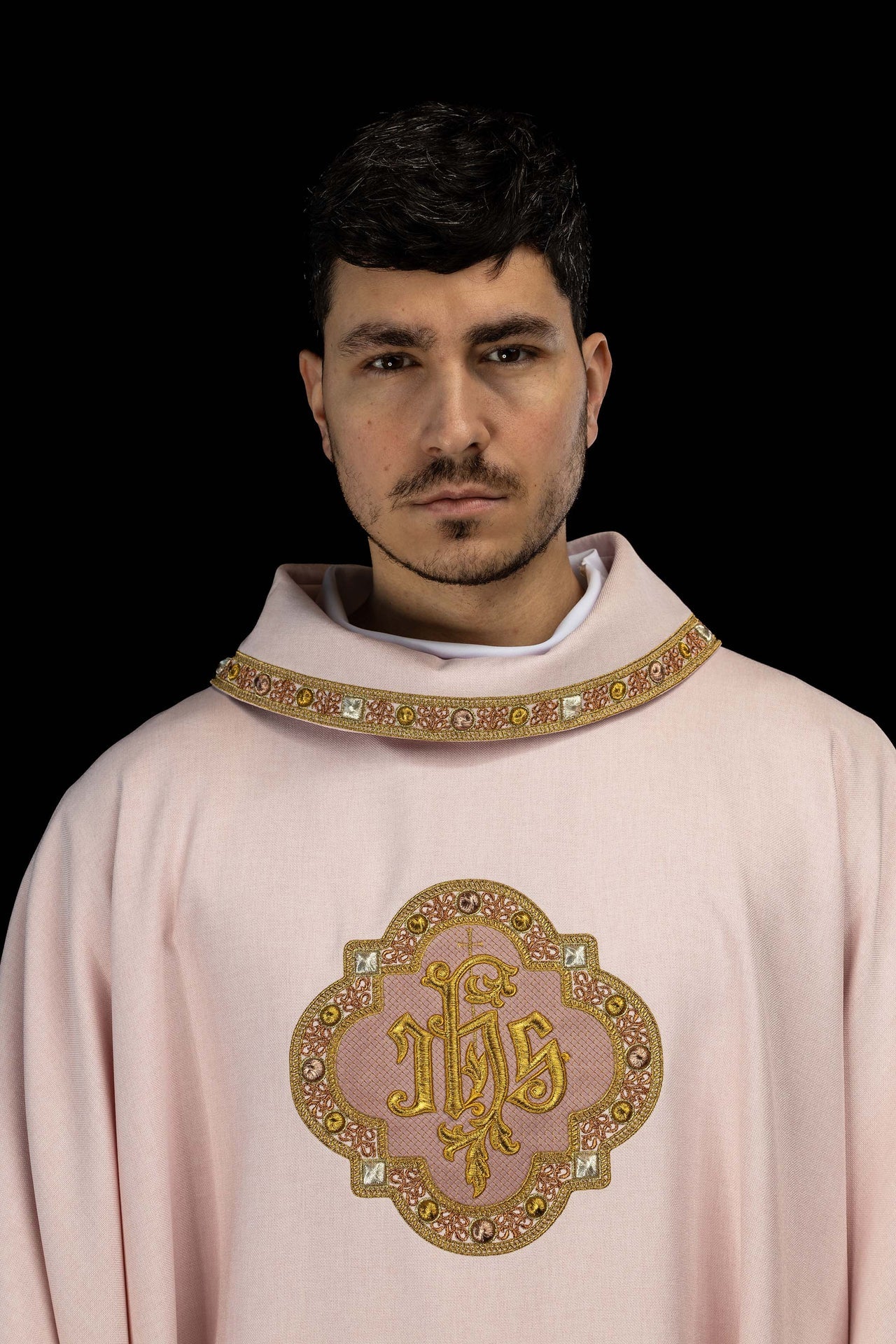 Ornat z lamówką wokół haftu IHS I kołnierza w kolorze różowym - ORNATY.PL