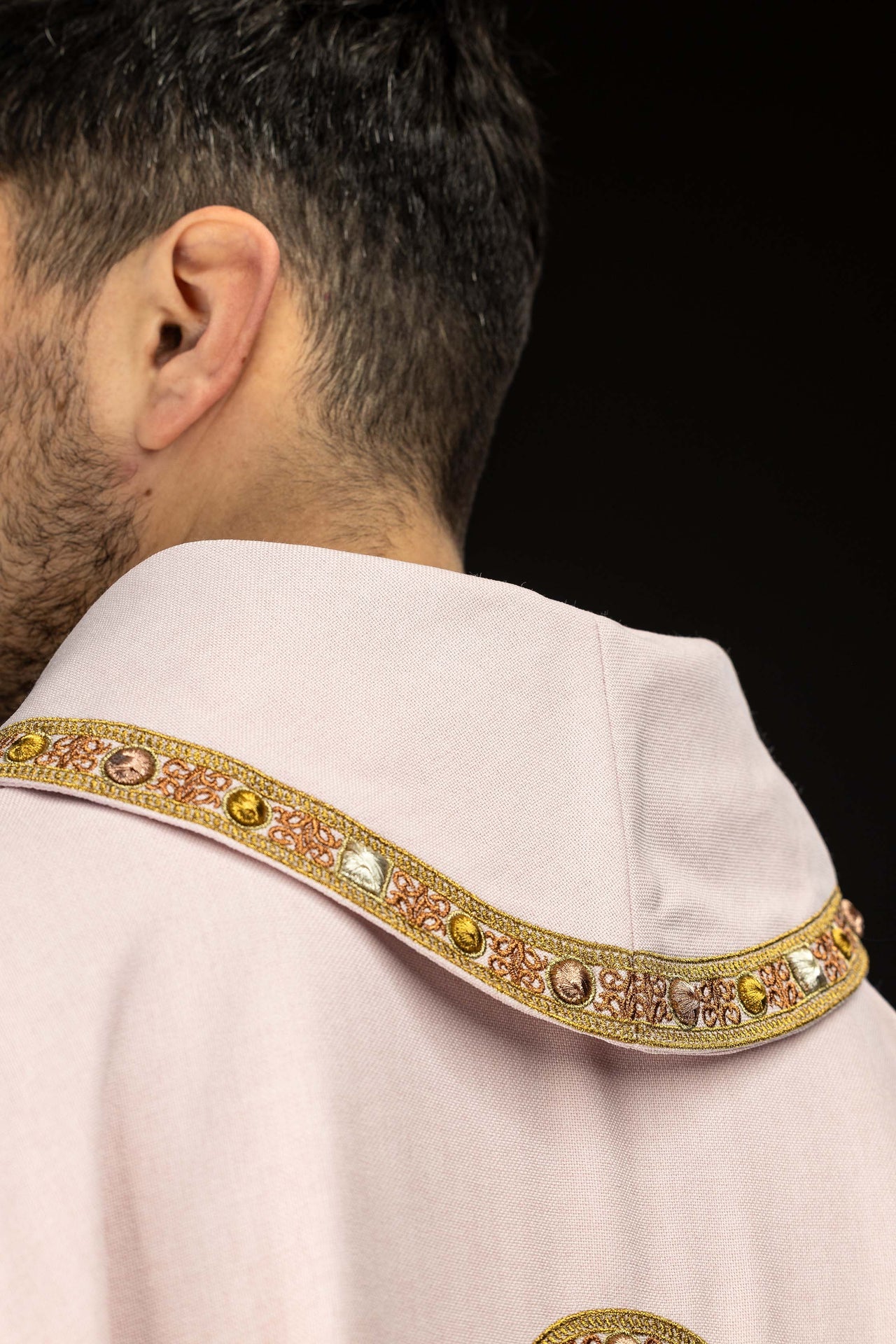 Ornat z lamówką wokół haftu IHS I kołnierza w kolorze różowym - ORNATY.PL