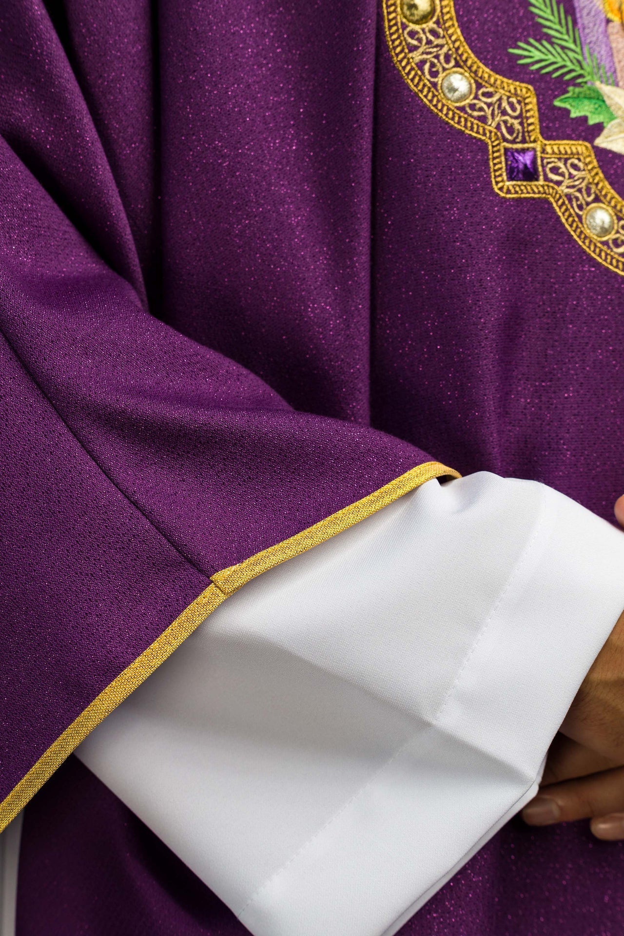 Casulla bordada para el Adviento confeccionada en tejido brillante