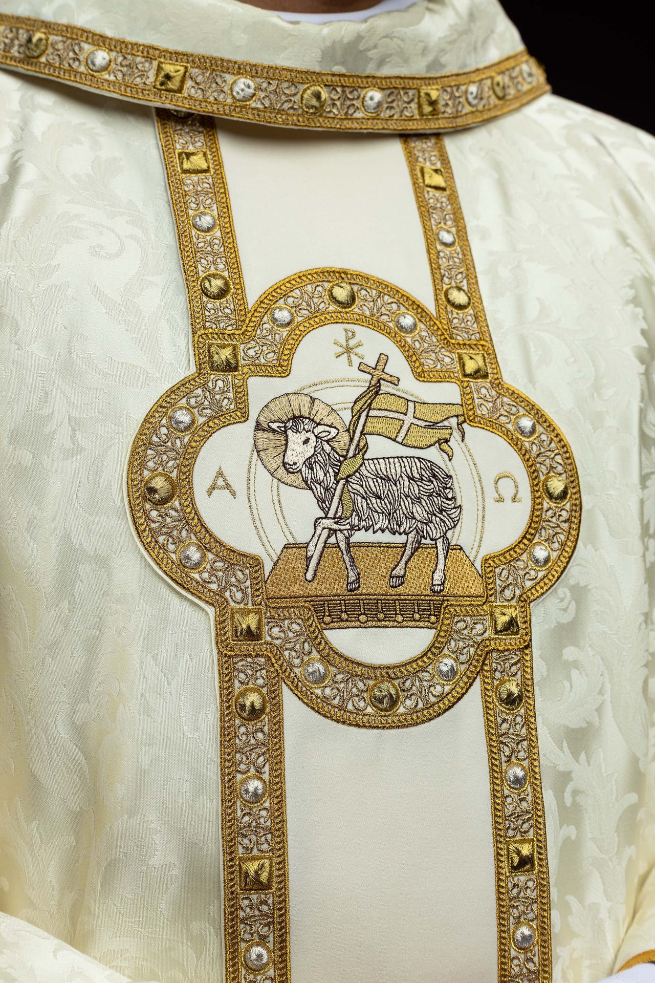 Casulla con cíngulo y bordado del Cordero Pascual sobre tejido jacquard