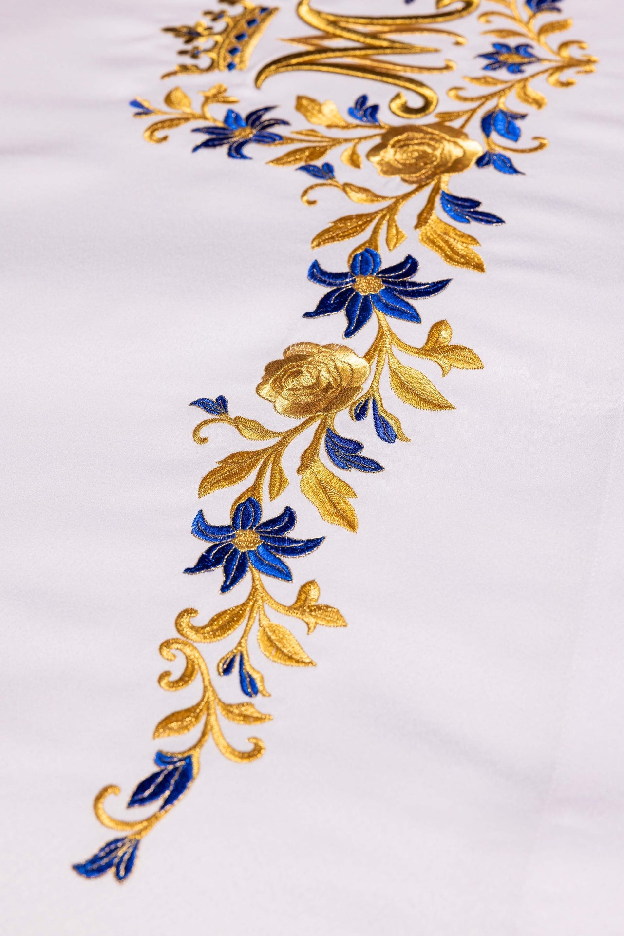 Obrus ołtarzowy z haftowanym symbolem maryjnym