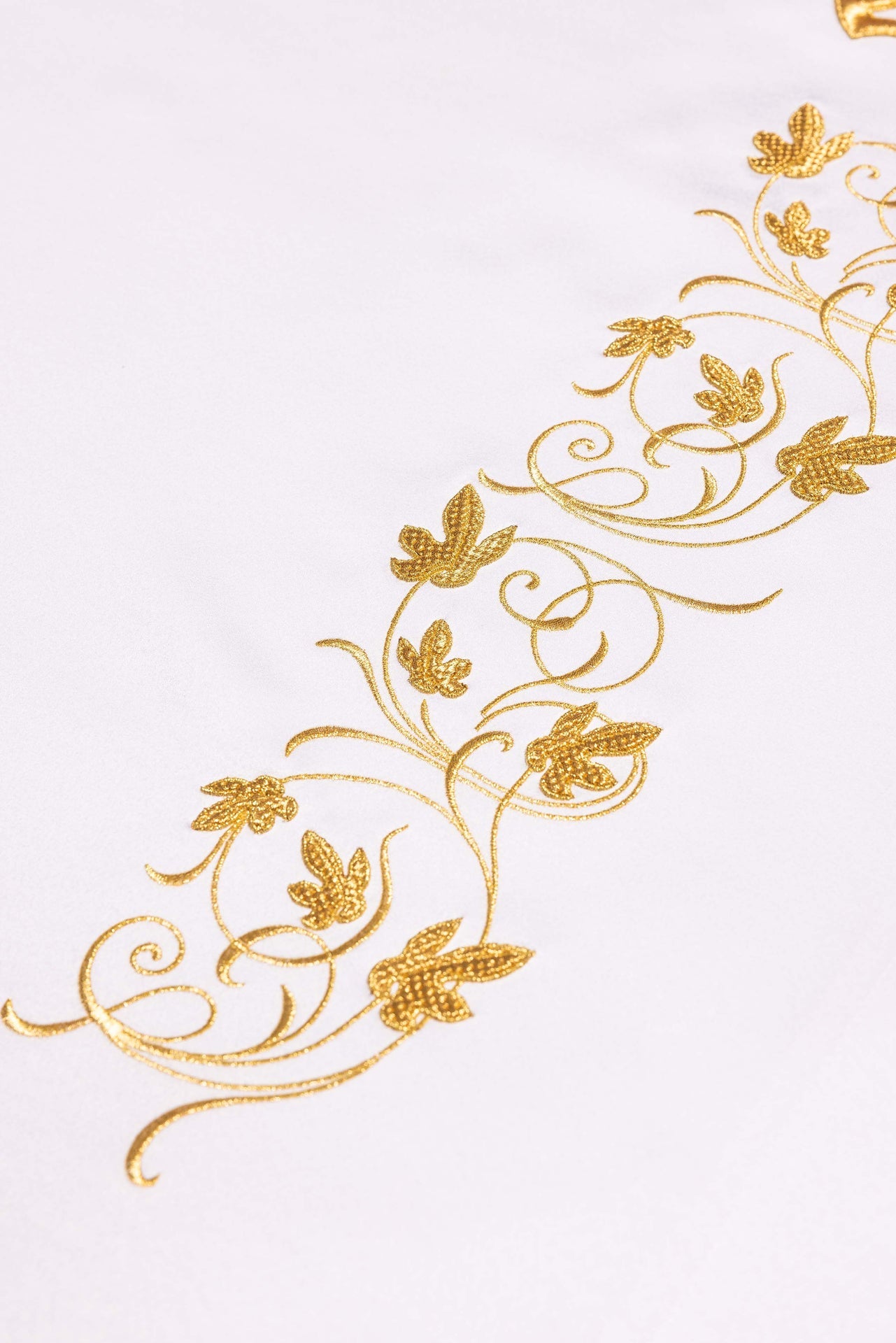 Obrus ołtarzowy z haftowanym symbolem IHS