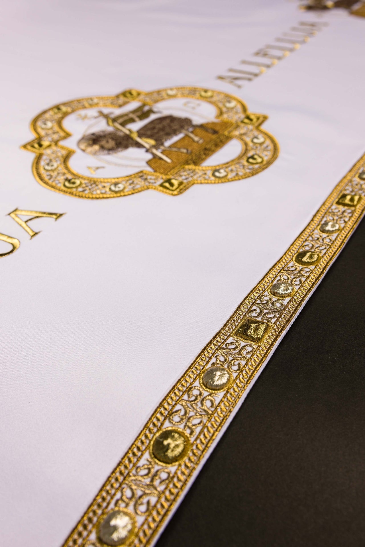 Mantel de altar para Pascua con bordado del Cordero