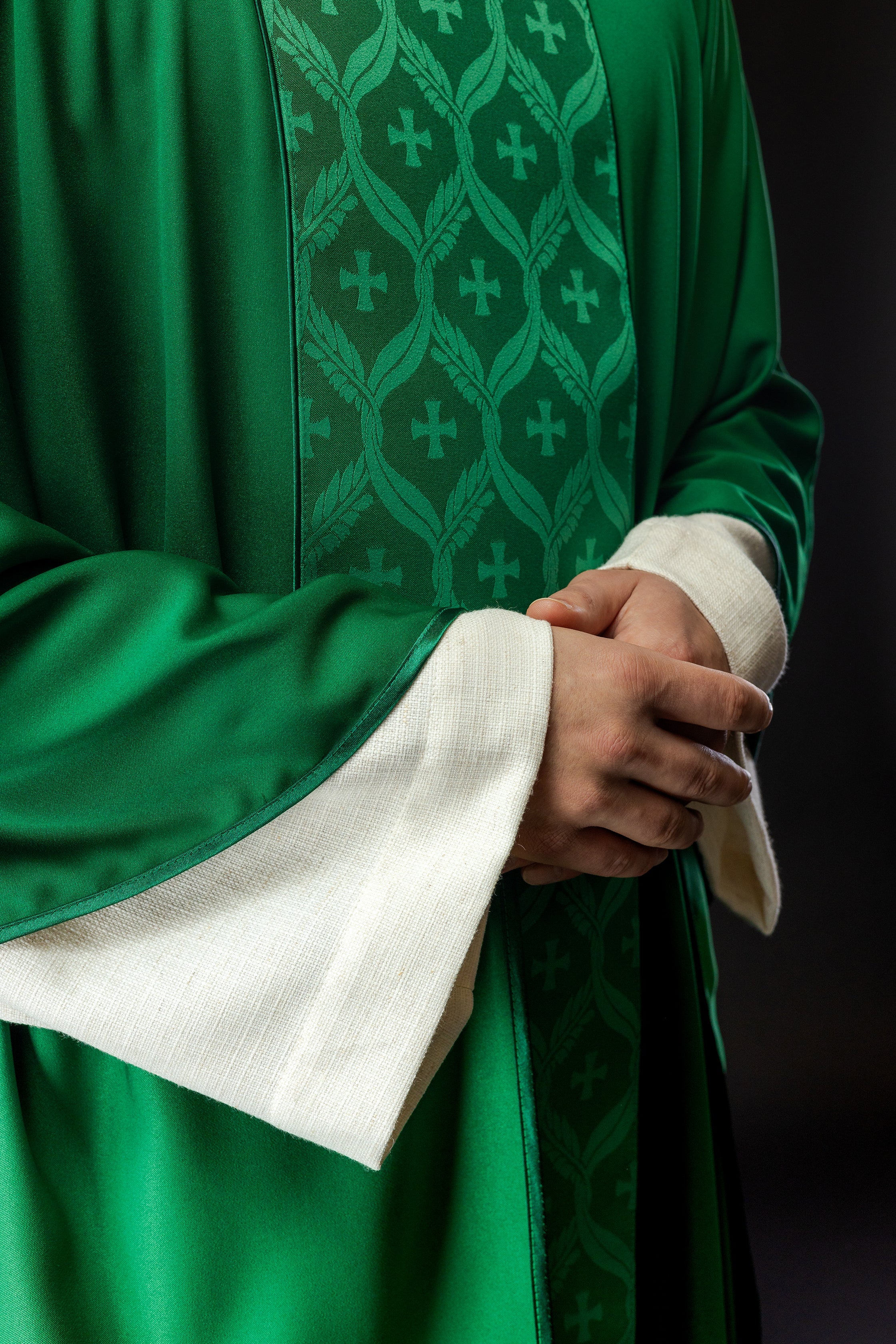 Ornat zielony z żakardowym pasem w krzyże - ORNATY.PL