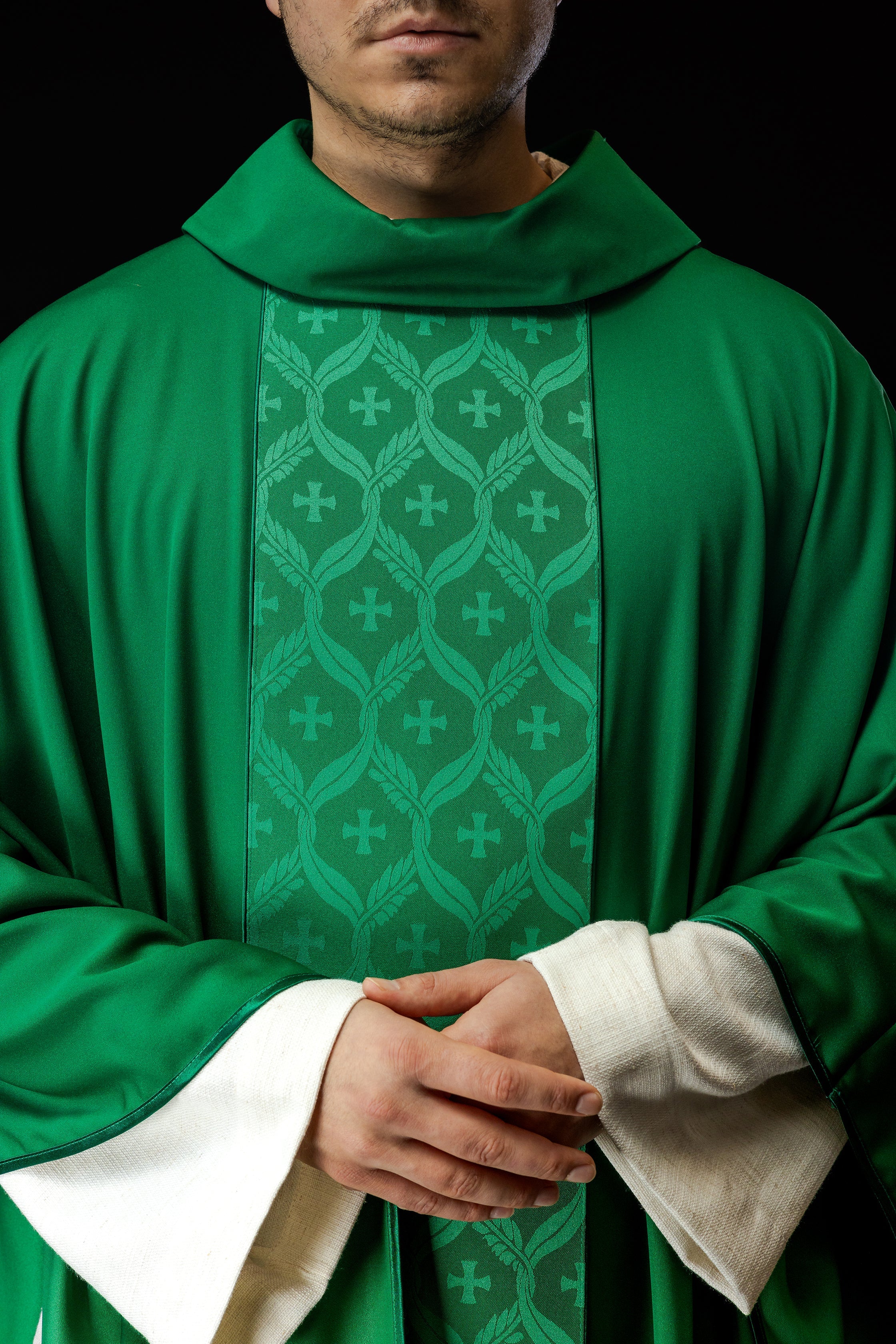 Ornat zielony z żakardowym pasem w krzyże - ORNATY.PL