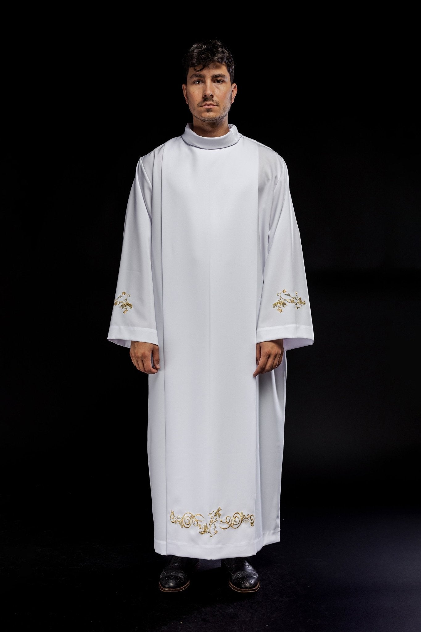 Alba lisa blanca con cuello redondo y bordado decorativo KAB/003/04/12 135cm/164cm - CASULLAS.ES