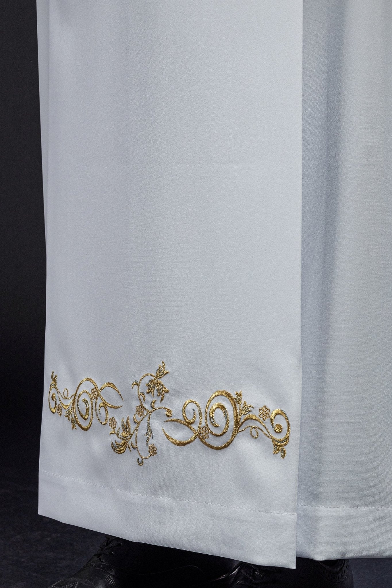 Alba lisa blanca con cuello redondo y bordado decorativo KAB/003/04/12 135cm/164cm - CASULLAS.ES