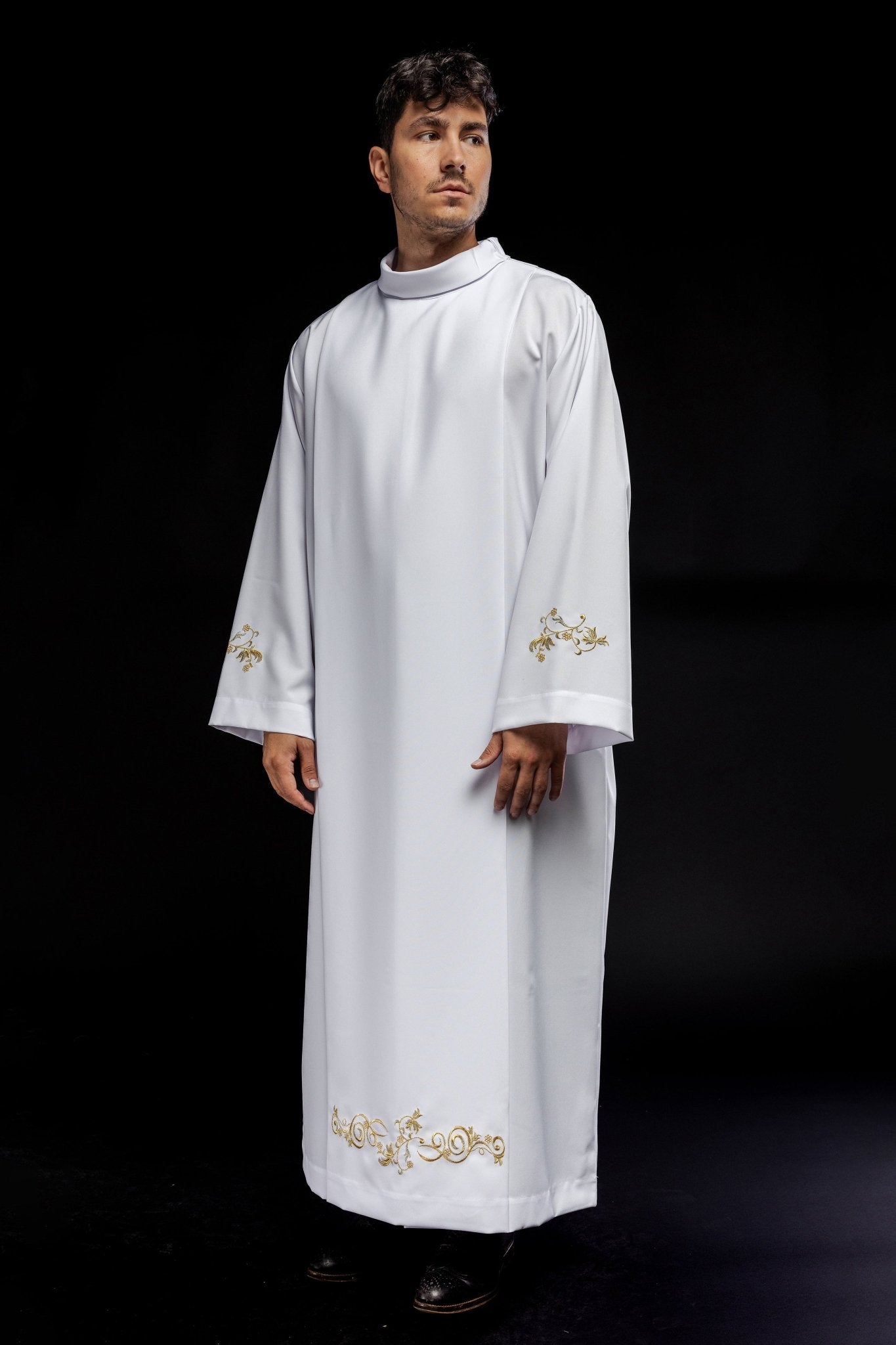 Alba lisa blanca con cuello redondo y bordado decorativo KAB/003/04/12 135cm/164cm - CASULLAS.ES