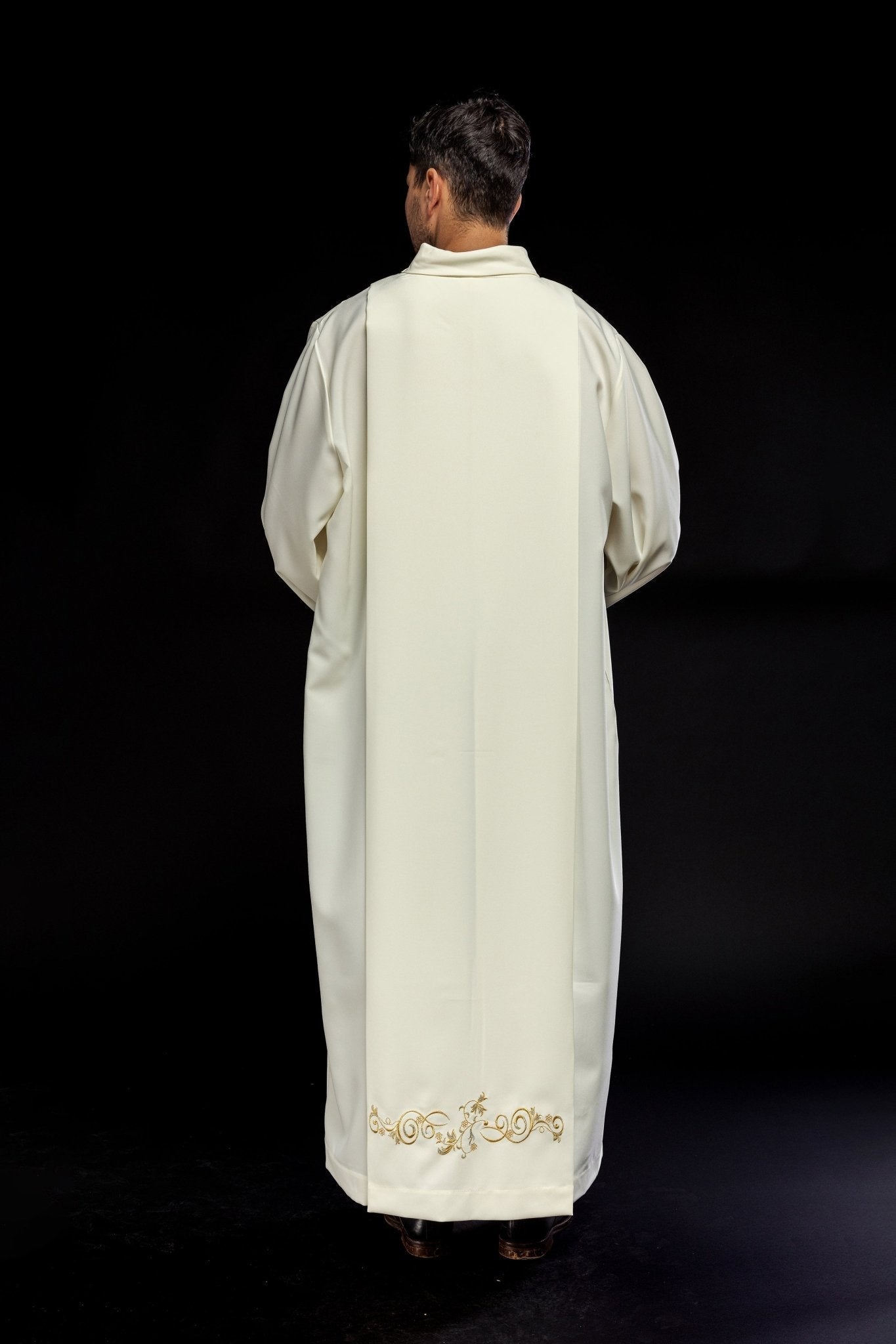Alba lisa color marfil con cuello redondo y bordado decorativo KAB/003/05/12 135cm/164cm - CASULLAS.ES