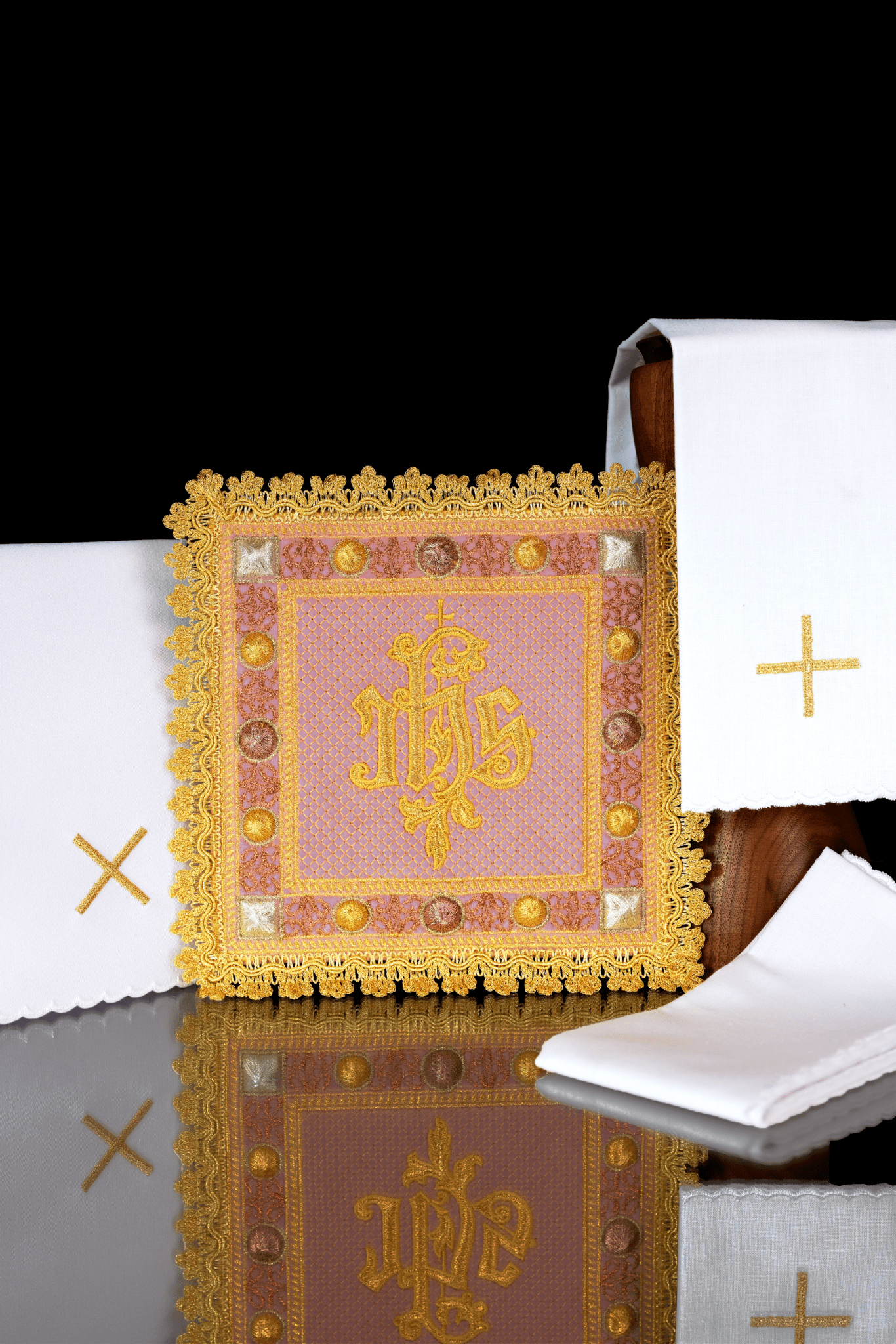 Cáliz de terciopelo engastado en rosa con el símbolo IHS bordado S - 5567 - C5 - CASULLAS.ES